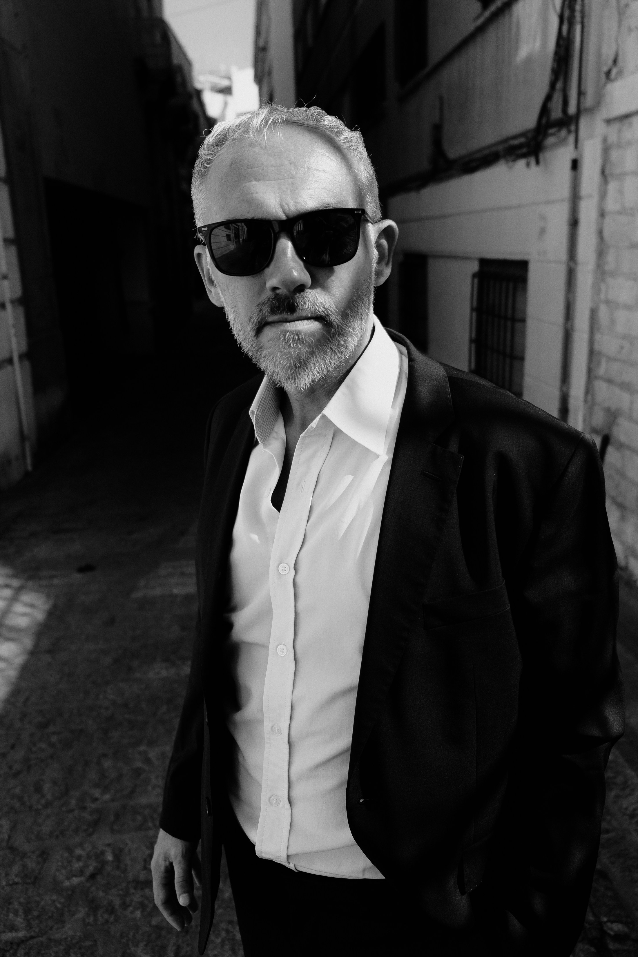 Портретная фотосессия музыканта Robert Skarsbakk в старом городе Аликанте для обложки альбома — Фотограф Андрей Луковников