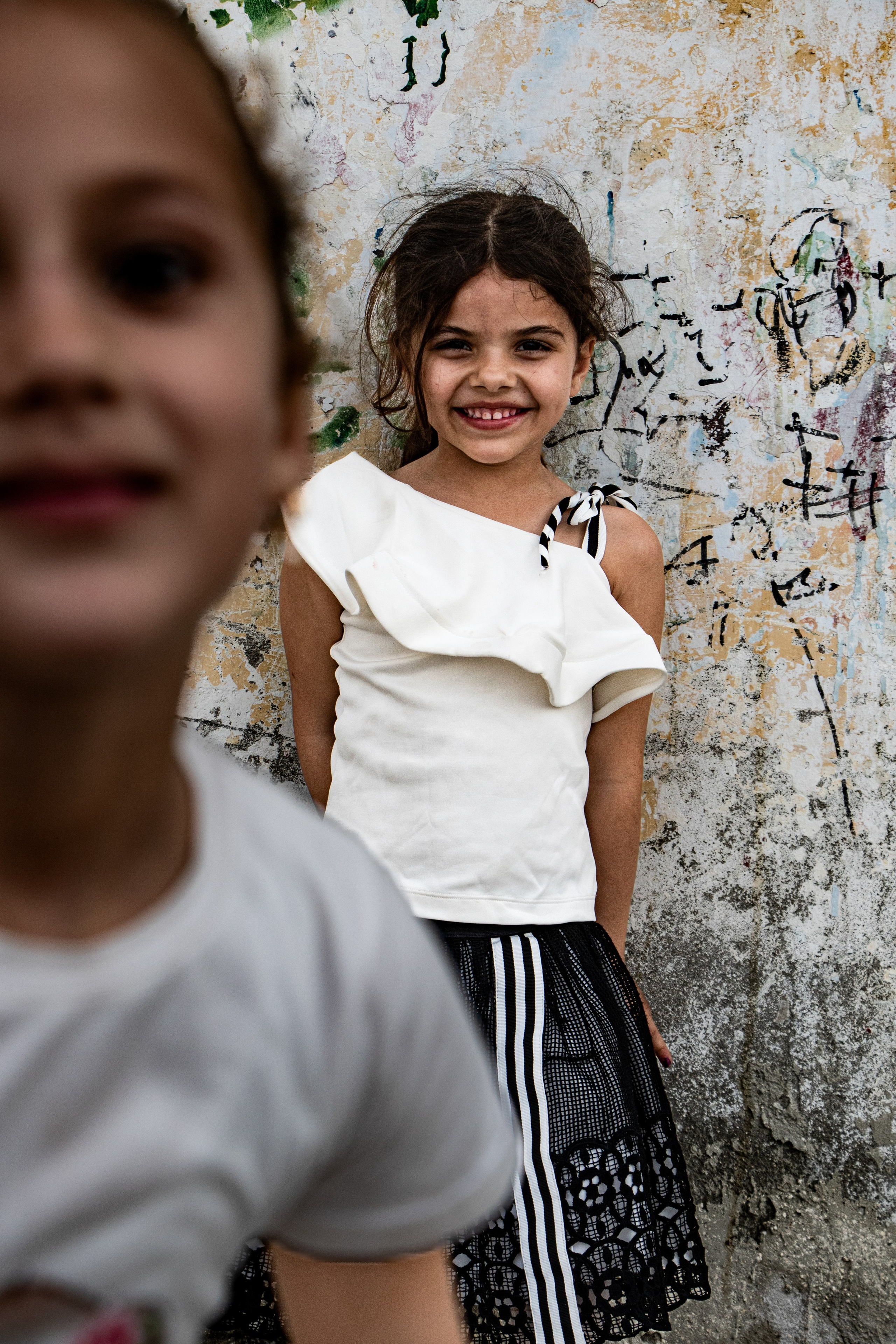 Portrait d’une petite fille sur l’île d’Arwad, face à Tartous, un lieu où l’histoire millénaire de la Méditerranée rencontre la réalité d’un quotidien marqué par les tensions du conflit syrien.