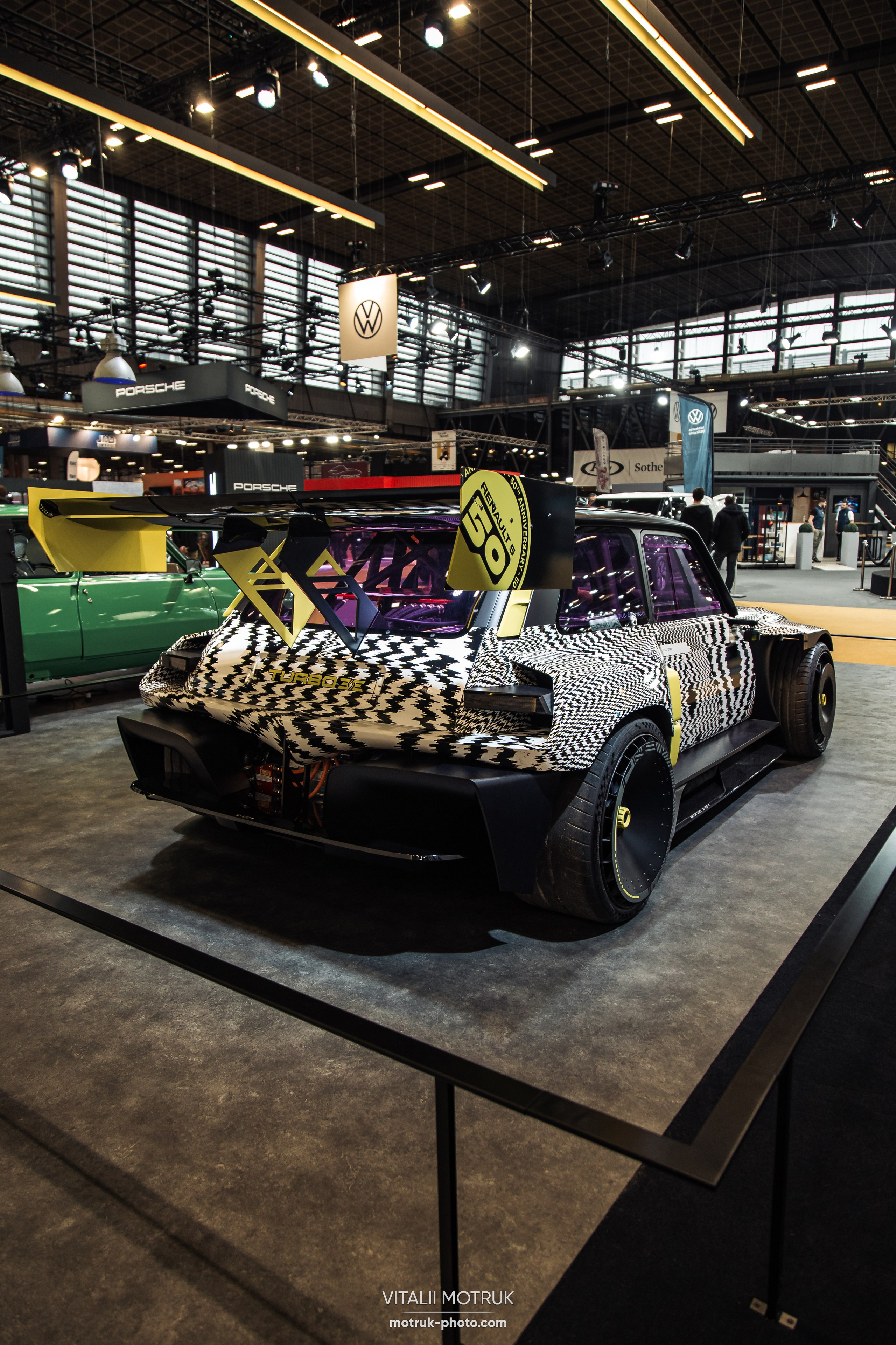 Retromobile 2023. Photographe de voitures à Paris — Vitalii Motruk