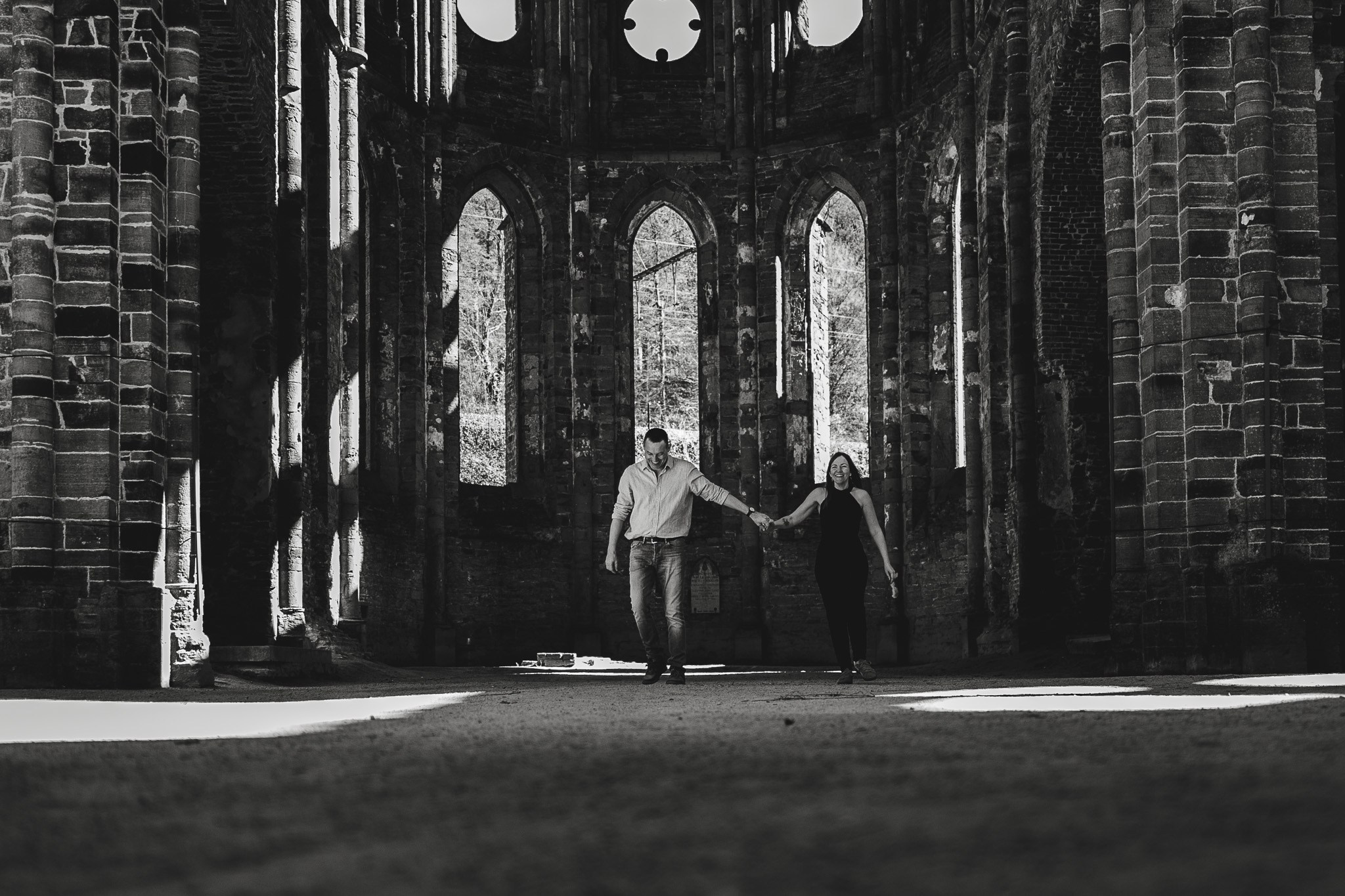 Intieme momenten tijdens een loveshoot in Villers-la-Ville abdij - Kapture Fotografie