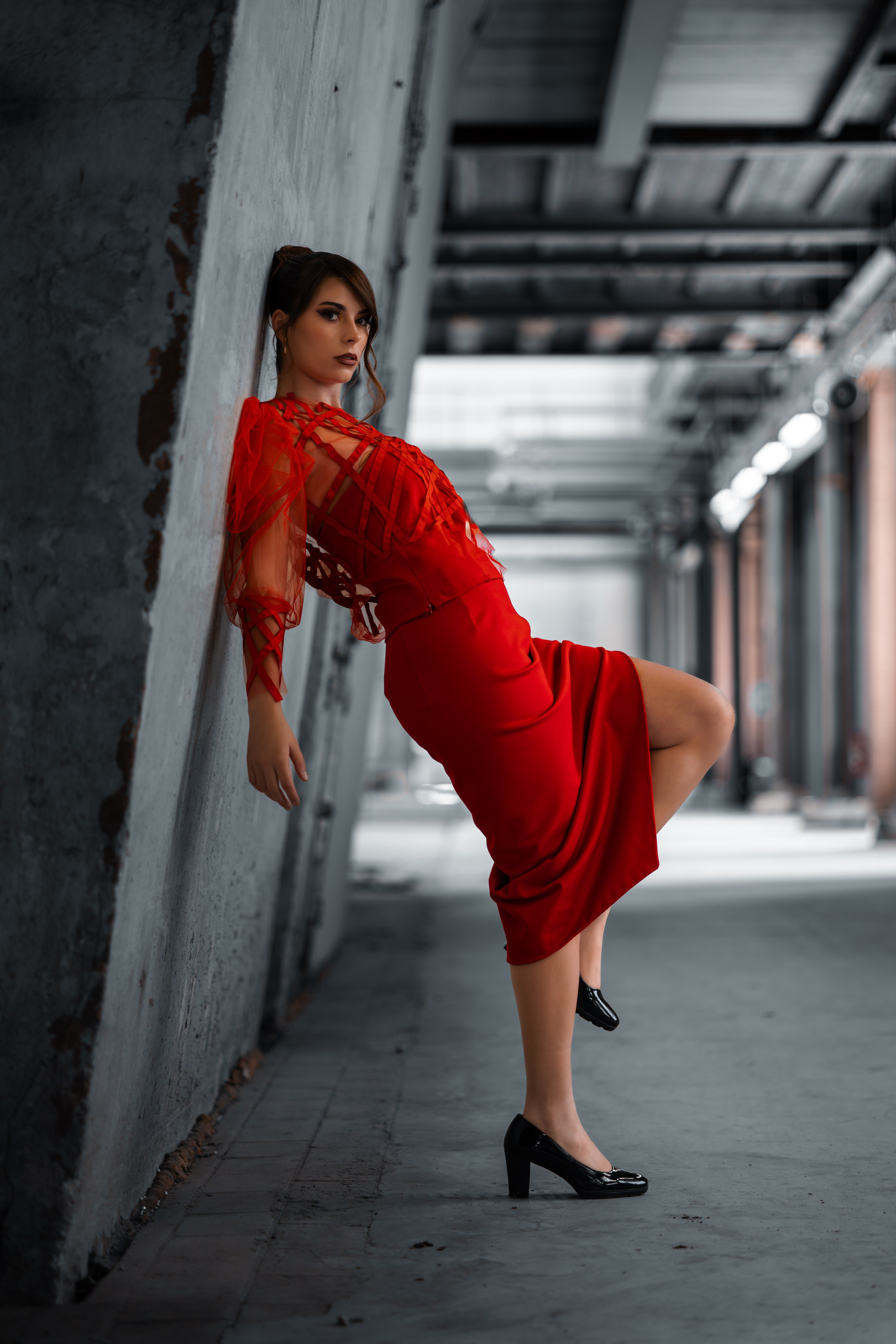 Moderne bruidsfotografie met industriële achtergrond en verfijnde details - Kapture Fotografie