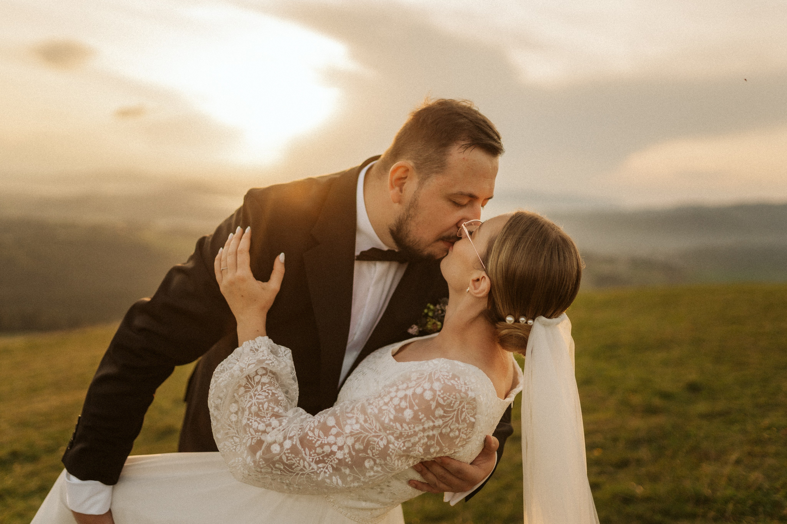 Bliski portret pary młodej podczas romantycznej sesji ślubnej w górach