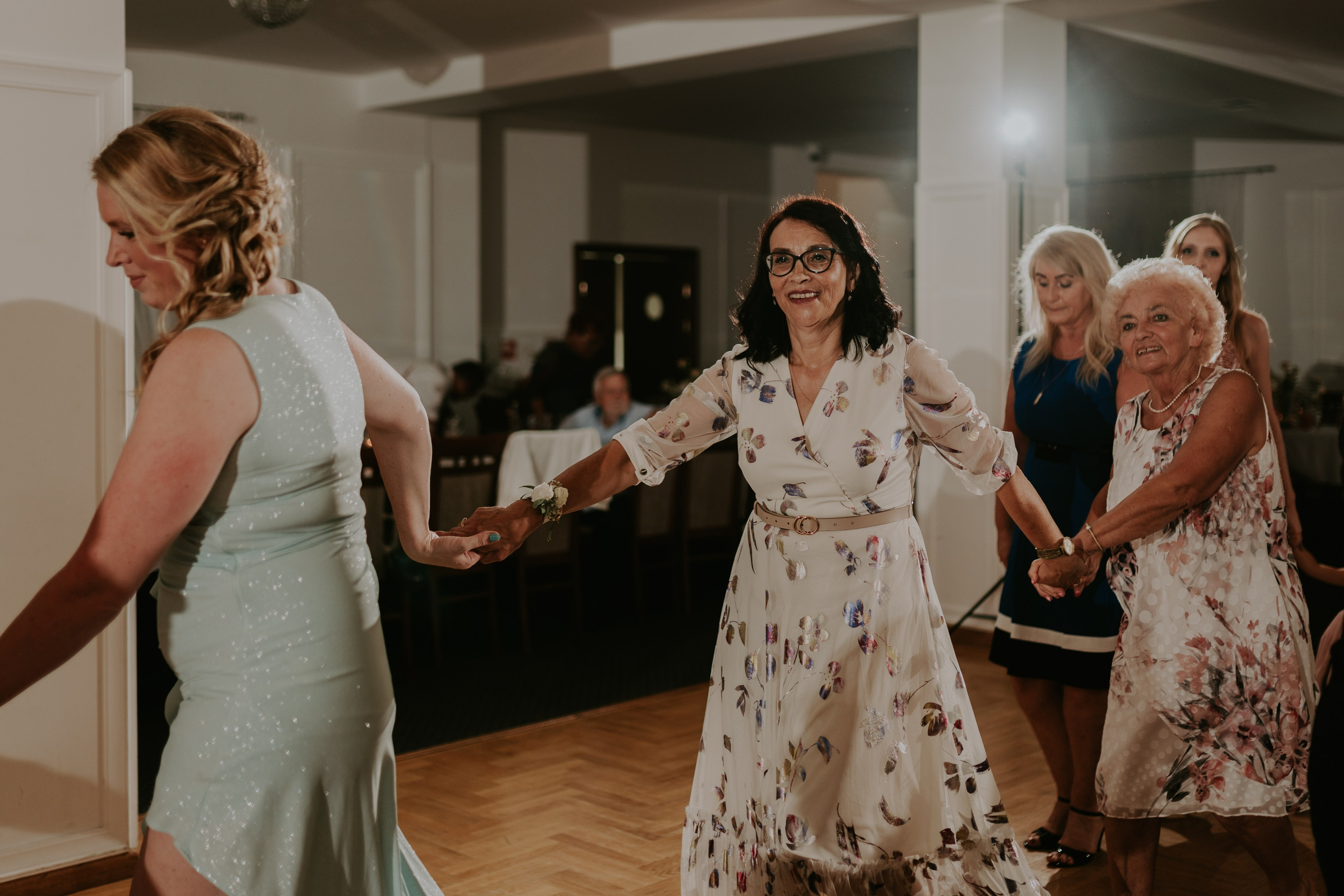 Dwór Wierzbno: plenerowy ślub pod wierzbą. Karkowskafoto - fotografia miłości