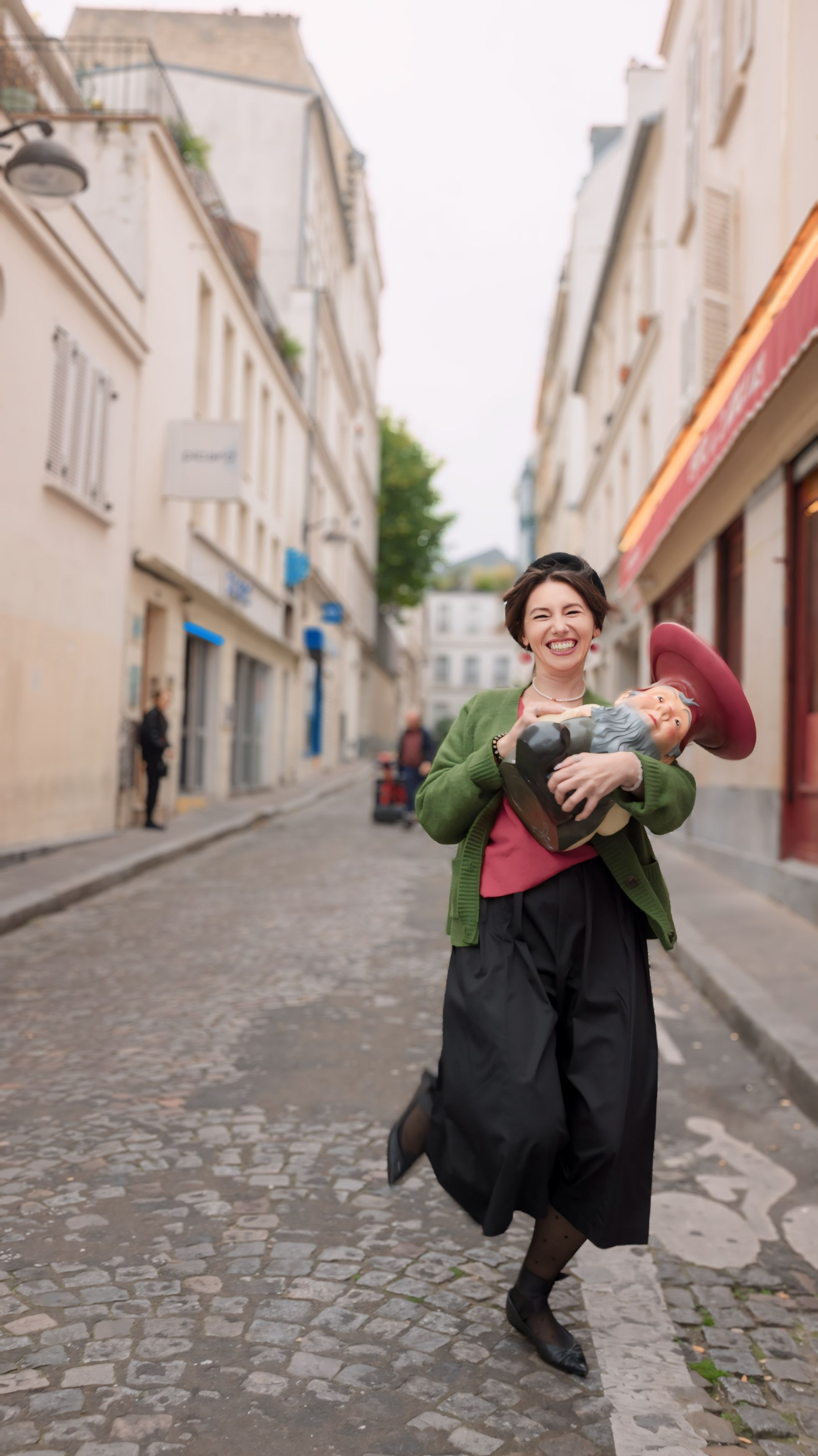 Street photoshoot in Paris. Alina Tagzieva- a photograper in Paris