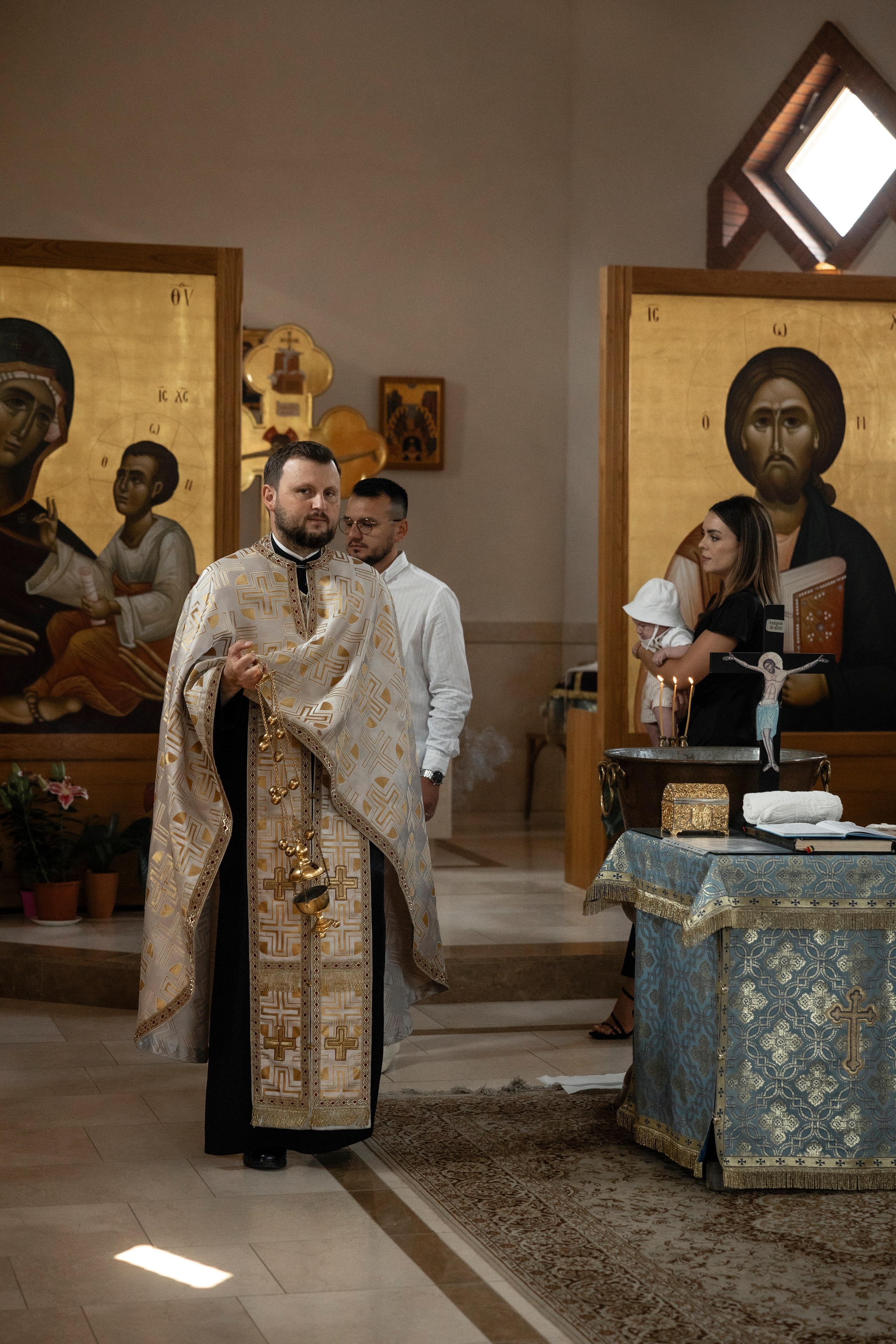 Noah’s christening in Tournefeille and Paroisse Orthodoxe Roumaine of Toulouse “La Protection de la Mère de Dieu”. Eugénie Smirnova — photographe à Toulouse et dans le sud-ouest de la France