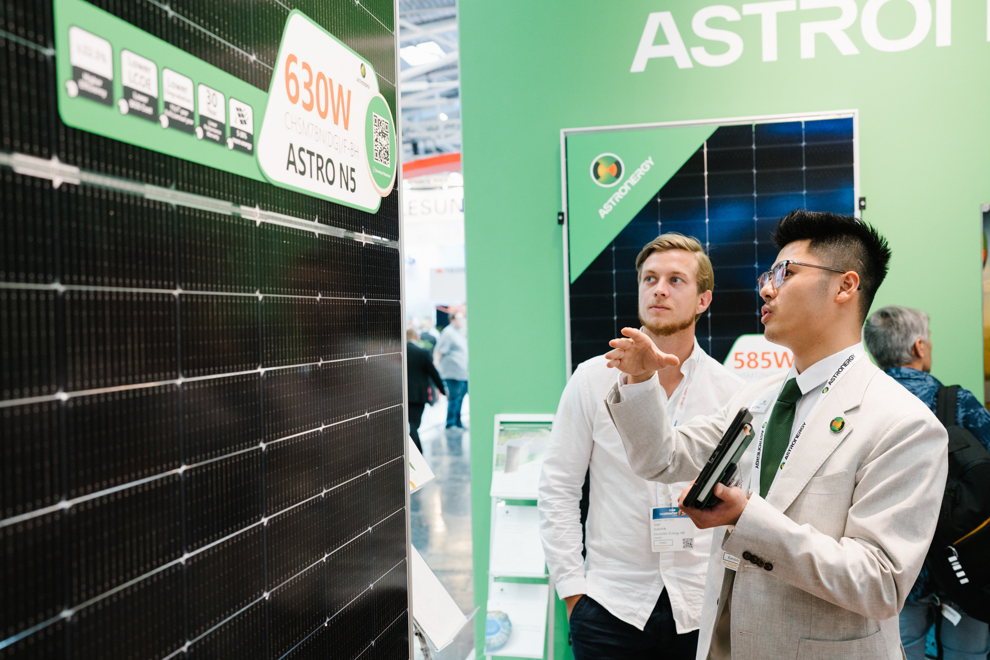 Aussteller erklärt einem Gast Details der Solartechnik