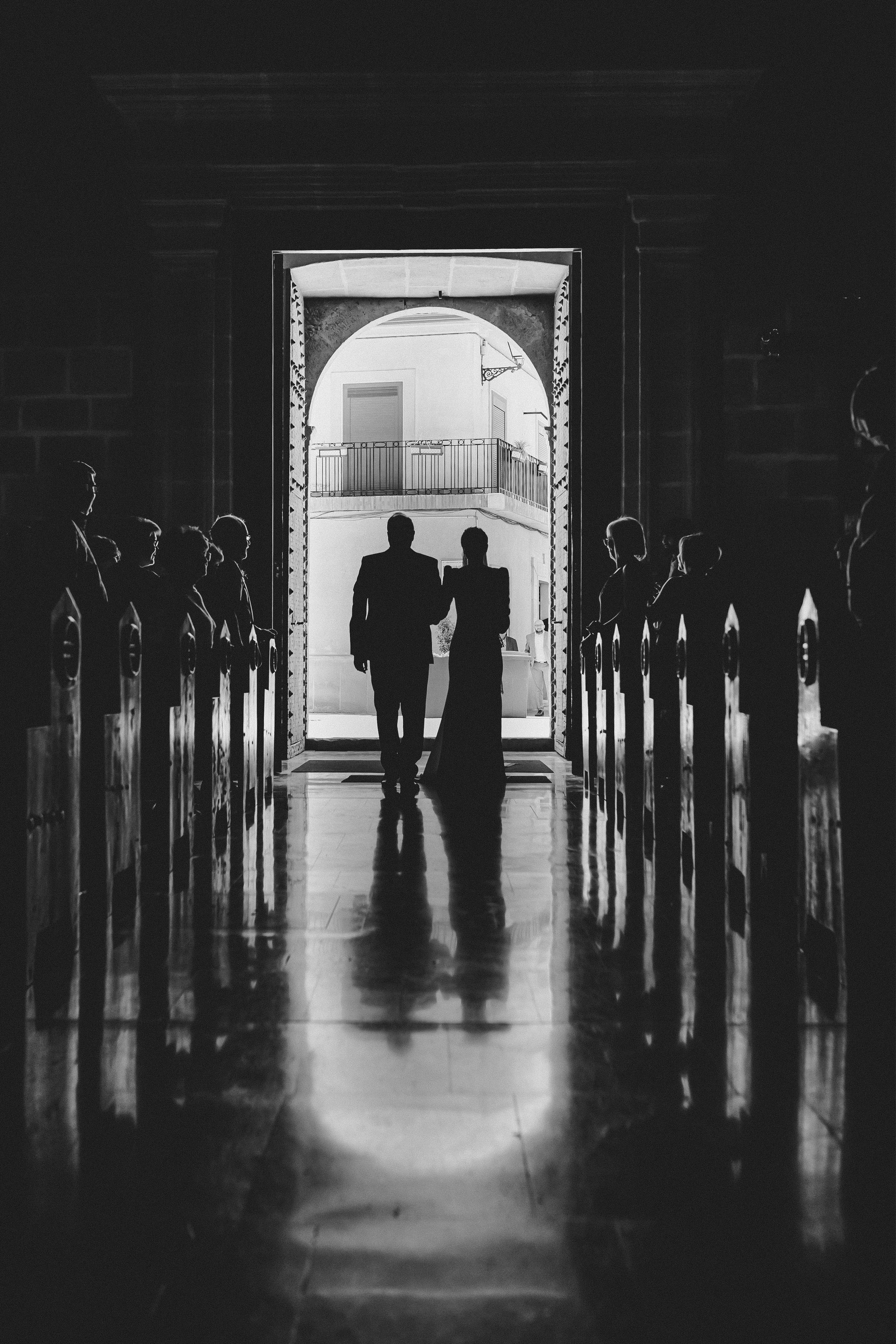 Fotografía artística en pasillo iluminado, composición simétrica y estilo cinematográfico