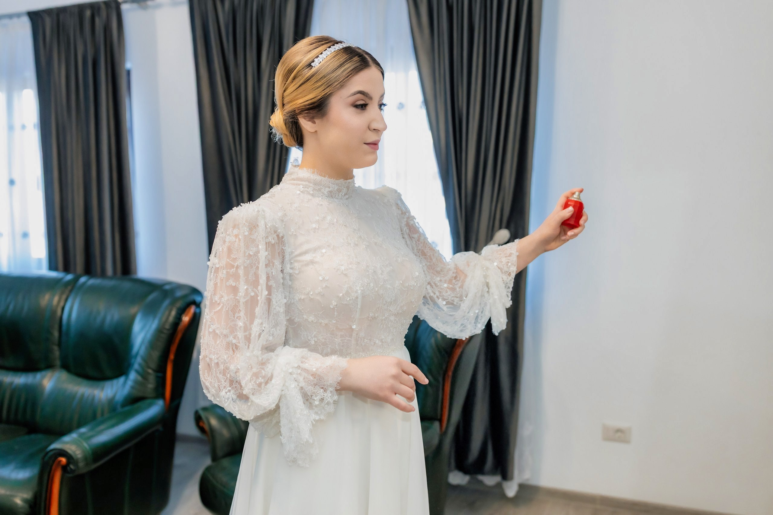 Fotograf nuntă Târgu Neamț – Samuel și Roxana, fotografie autentică realizată de AlinoFotoStudio 2. Fotograf nuntă Iași, Bacău, Suceava și Botoșani – Alin Chirilă surprinzând momente reale de nuntă 3. Fotografie de nuntă cu emoție și credință – AlinoFotoStudio, fotograf povestitor 4. Fotograf profesionist nuntă în Moldova – cadre naturale și pline de emoție 5. Alin Chirilă fotograf nuntă – poveste reală surprinsă prin fotografie 6. Fotograf nuntă cu stil documentar – momente autentice din ziua nunții Pregătiri mireasă acasă – fotografie naturală realizată de Alin Chirilă fotograf nuntă 8. Detalii din ziua nunții – fotograf nuntă Iași și Botoșani, AlinoFotoStudio 9. Emoții din dimineața nunții – fotograf profesionist Moldova 10. Cadre autentice din pregătiri – fotograf nuntă Suceava și Bacău Ceremonie religioasă nuntă – moment emoționant surprins de fotograf Alin Chirilă 12. Nuntă cu valori creștine – fotografie din biserică realizată cu discreție 13. Rugăciune și emoție în ziua nunții – fotograf nuntă Târgu Neamț 14. Legământ în fața lui Dumnezeu – fotografie de nuntă autentică 15. Fotograf nuntă biserică – momente sincere și pline de semnificație Petrecere de nuntă – cadre naturale realizate de AlinoFotoStudio 17. Bucurie și dans la nuntă – fotograf nuntă Iași și împrejurimi 18. Momente autentice de la restaurant – fotograf nuntă Bacău Suceava 19. Atmosferă de nuntă surprinsă discret – Alin Chirilă fotograf -AlinoFotoStudio – fotograf nuntă cu abordare naturală și emoțională 21. Alin Chirilă fotograf – povestitor prin fotografie de nuntă 22. Fotograf nuntă în Moldova – stil documentar și autentic 23. Fotografie de nuntă sinceră și elegantă – AlinoFotoStudio- Fotograf nuntă Iași Bacău Suceava Botoșani – Alin Chirilă AlinoFotoStudio 26. Fotograf nuntă Târgu Neamț și Moldova – fotografie profesională de eveniment 27. Fotograf nuntă cu valori creștine și stil documentar – AlinoFotoStudio - Alin Chirilă – AlinoFotoStudio Fotograf nuntă Iași • Bacău • Suceava • Botoșani - Samuel & Roxana, Târgu Neamț -Momente reale, trăite sincer și păstrate pentru totdeauna.