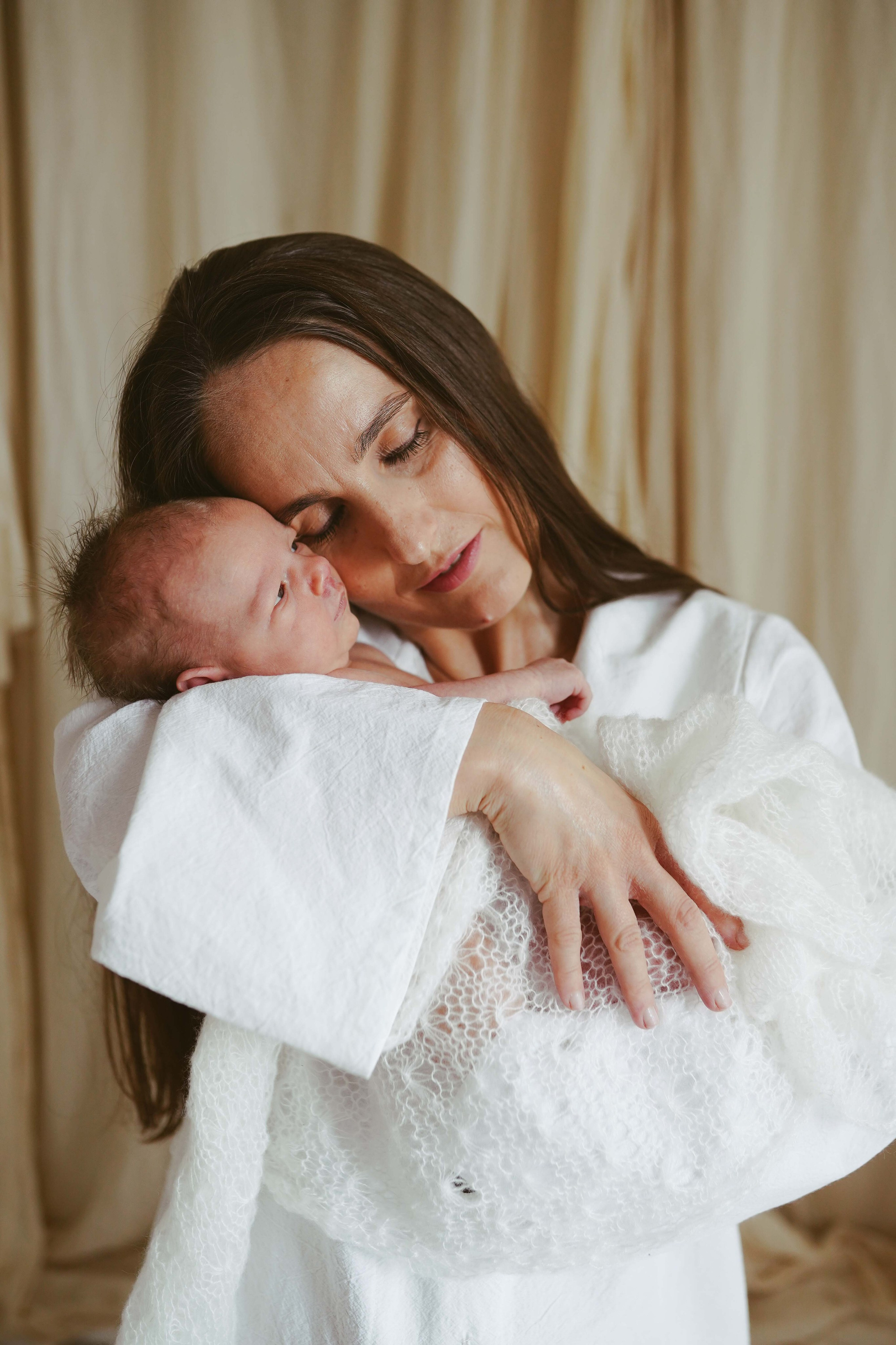 Inspira sesiune foto nou-nascut. Madalina Beda- Artist vizual, fotograf, doula la nastere, consultant babywearing Brasov si in toata tara