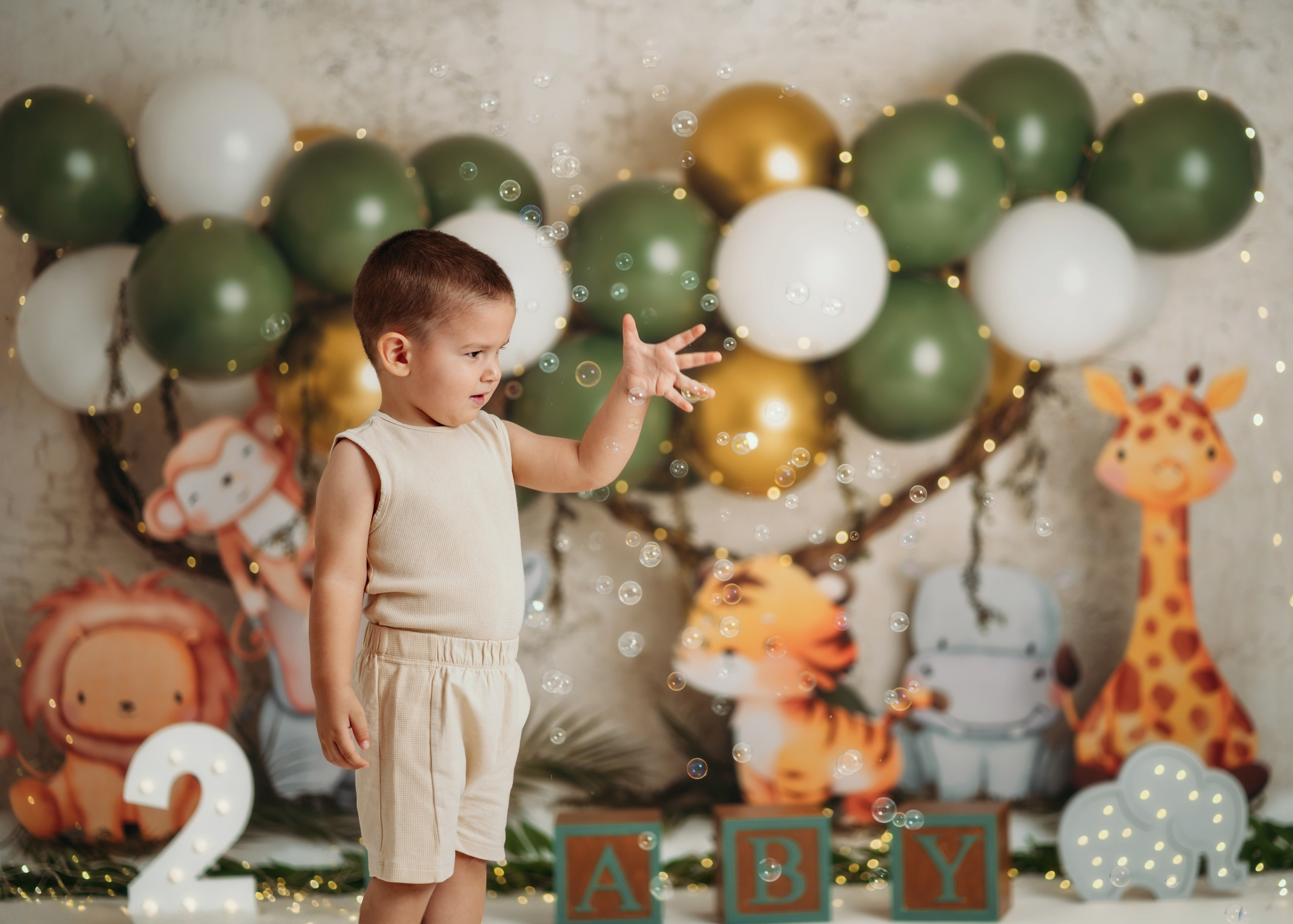 Cake smash Beograd – beba u prirodnoj džungla scenografiji sa životinjama