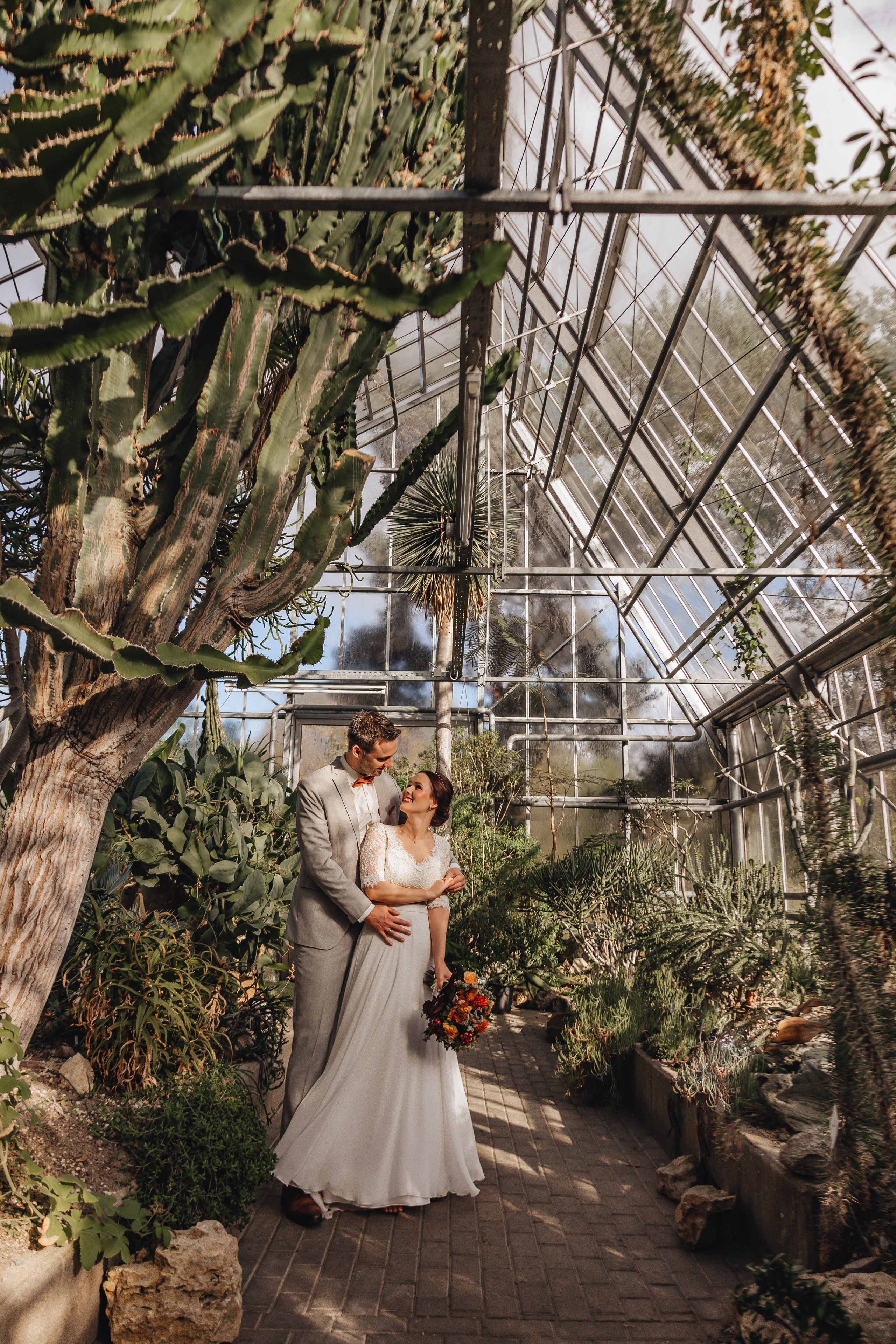 Hochzeitsfotograf NRW – Hochzeitsfotografie für Bochum, Dortmund, Essen, Düsseldorf, Köln & ganz Nordrhein-Westfalen. Beste Hochzeitsfotografen NRW – Natürliche & emotionale Hochzeitsfotos. Brautpaar-Shooting an den schönsten Hochzeitslocations in NRW. Standesamtliche Hochzeit in NRW – Hochzeitsfotografie für emotionale Trauungen. Hochzeitsfotos NRW – Hochzeitsfotograf für Schloss-Hochzeiten, Urban Weddings & Outdoor-Trauungen.