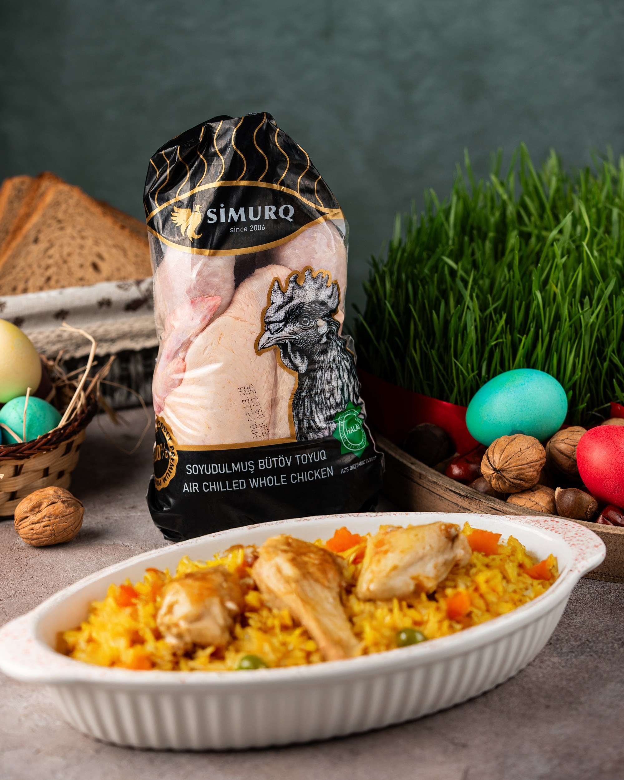 Simurq dondurulmuş toyuq qanadları məhsulu və susamla bişmiş qanadlar – Novruz dekorasiyalı food styling və məhsul fotoqrafiyası