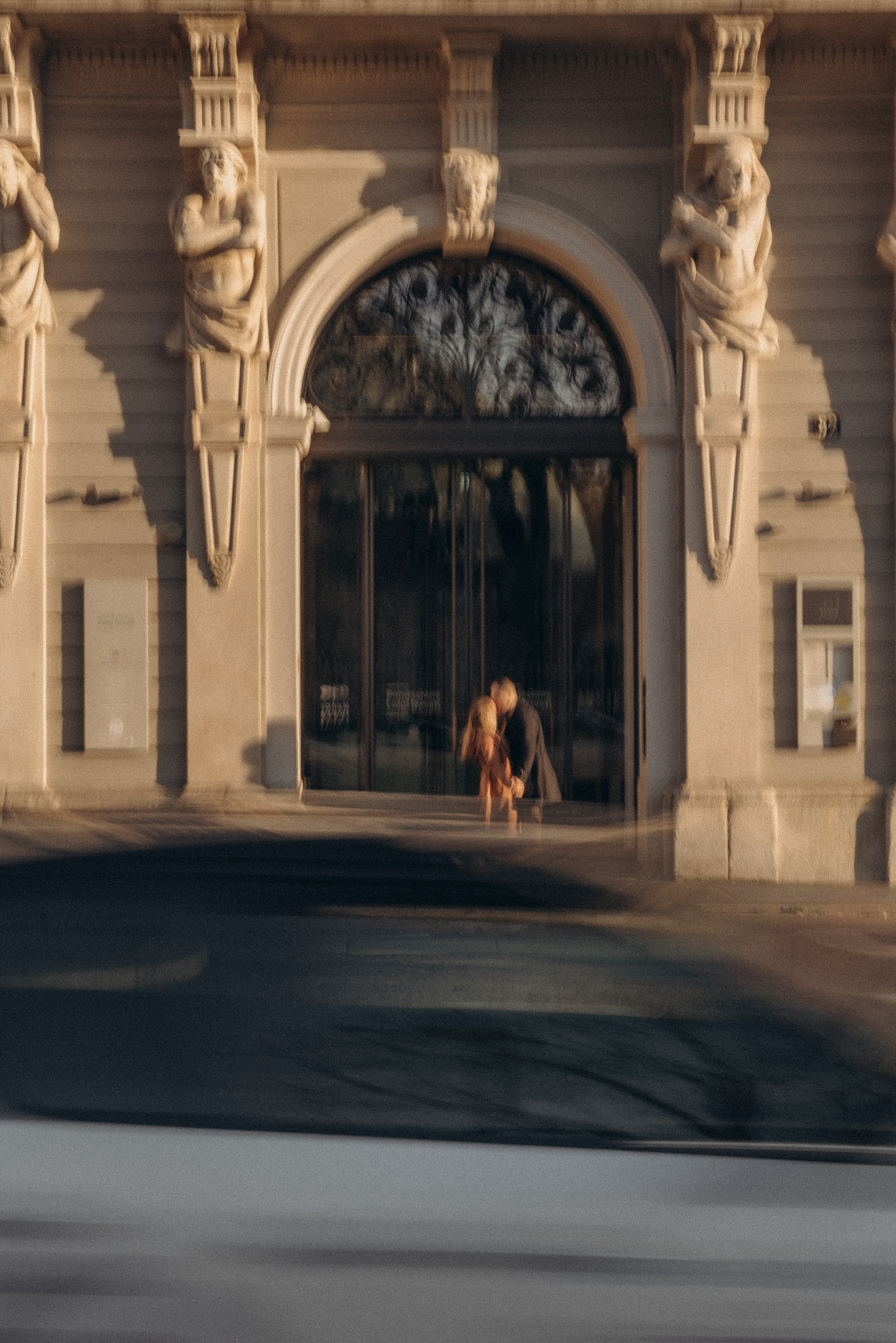 Hugs in the street in Milan. Wonderful love story photosession. Romantic photo walk in Milan