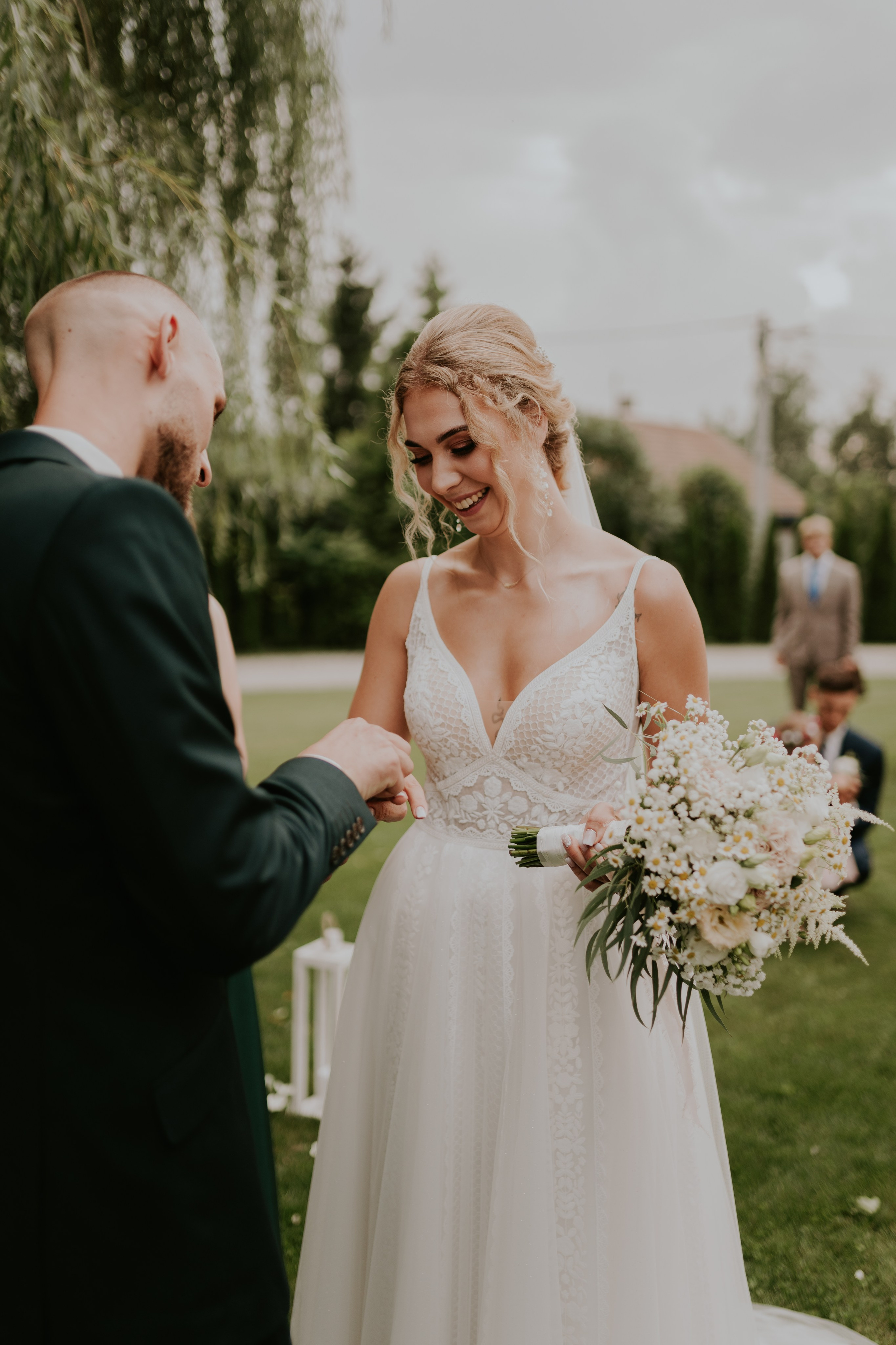 Dwór Wierzbno: plenerowy ślub pod wierzbą. Karkowskafoto - fotografia miłości