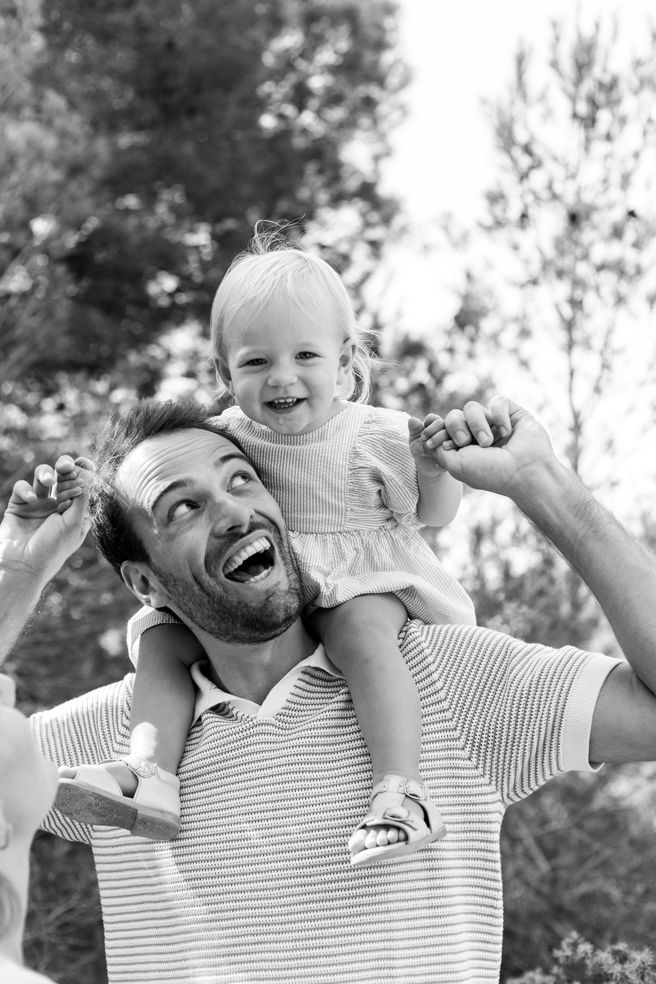 Photo père et fille en balade – souvenir tendre et naturel en extérieur