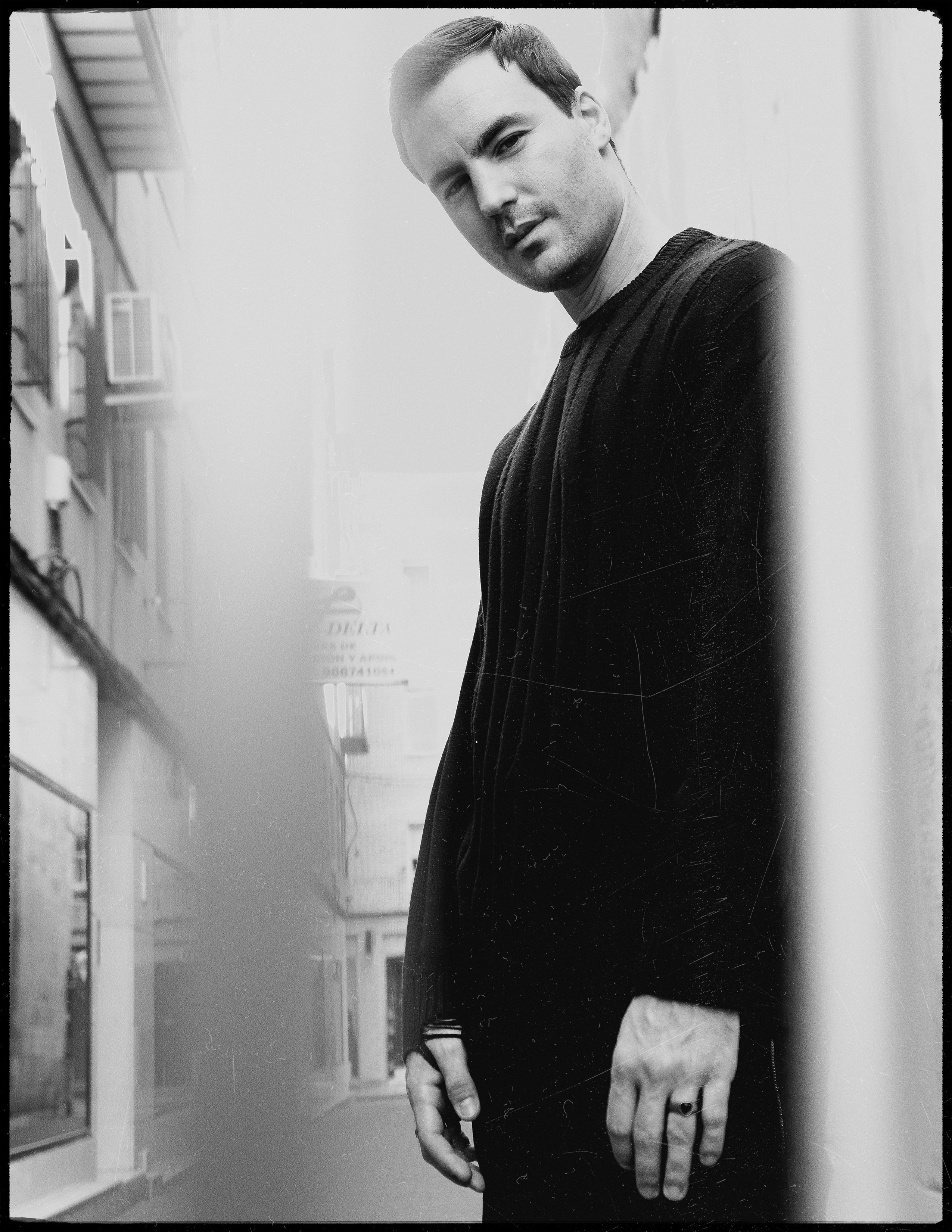 Эффектная фэшн-фотосессия для актера в старом городе Ориуэла — Портретный фотограф в Испании