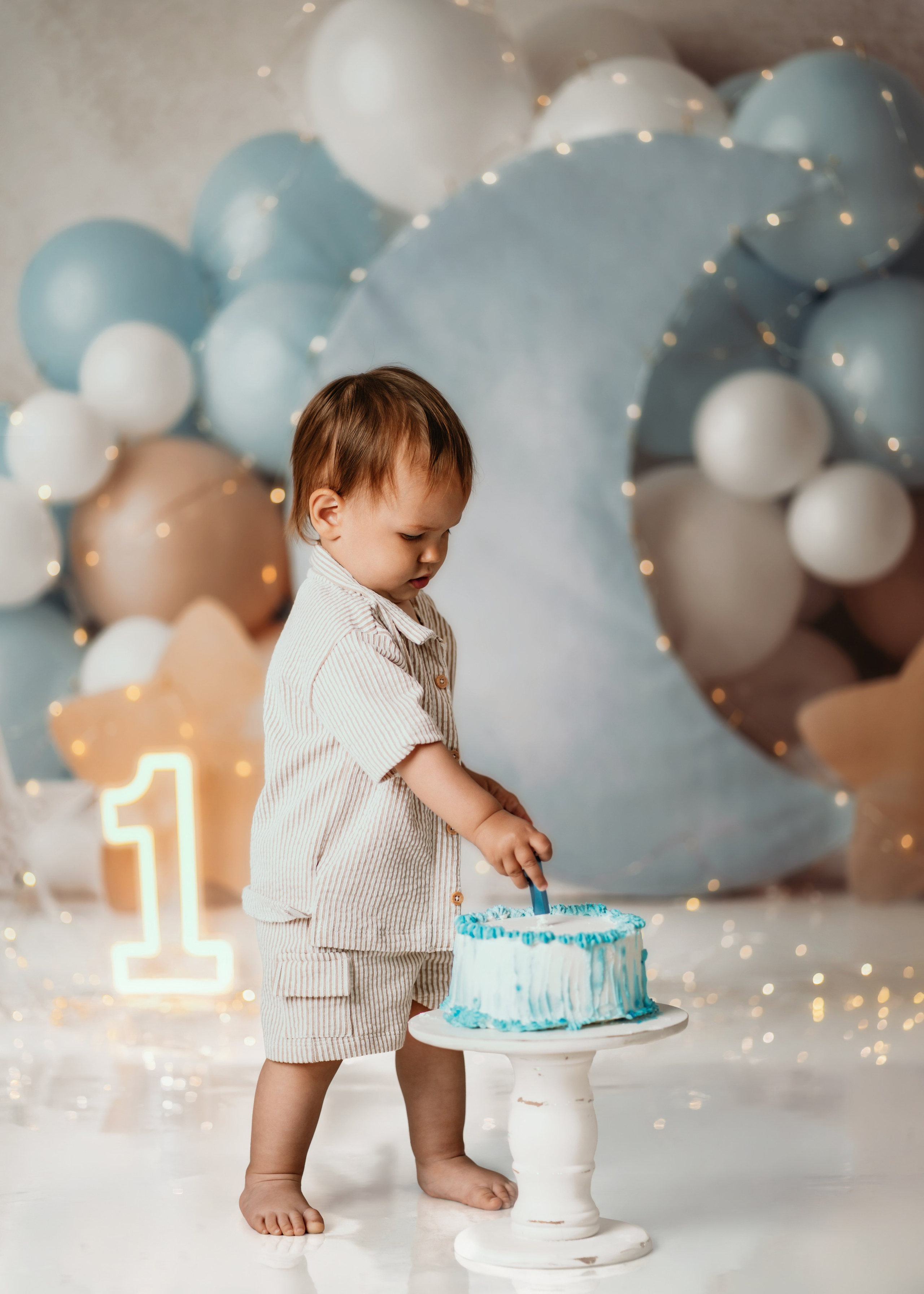 Fotografisanje prvog rođendana sa tortom u plavoj scenografiji meseca i oblak