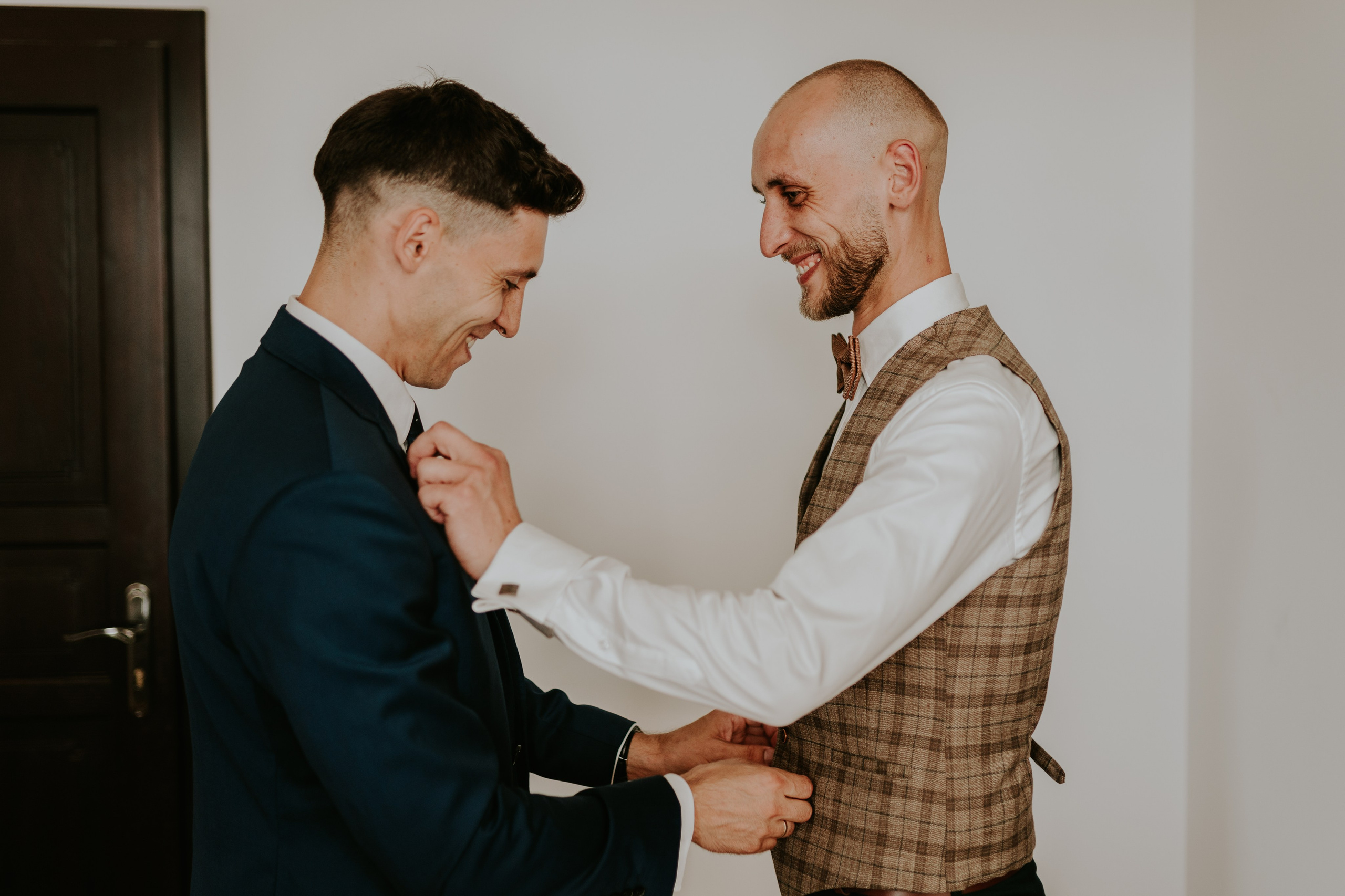 Dwór Wierzbno: plenerowy ślub pod wierzbą. Karkowskafoto - fotografia miłości