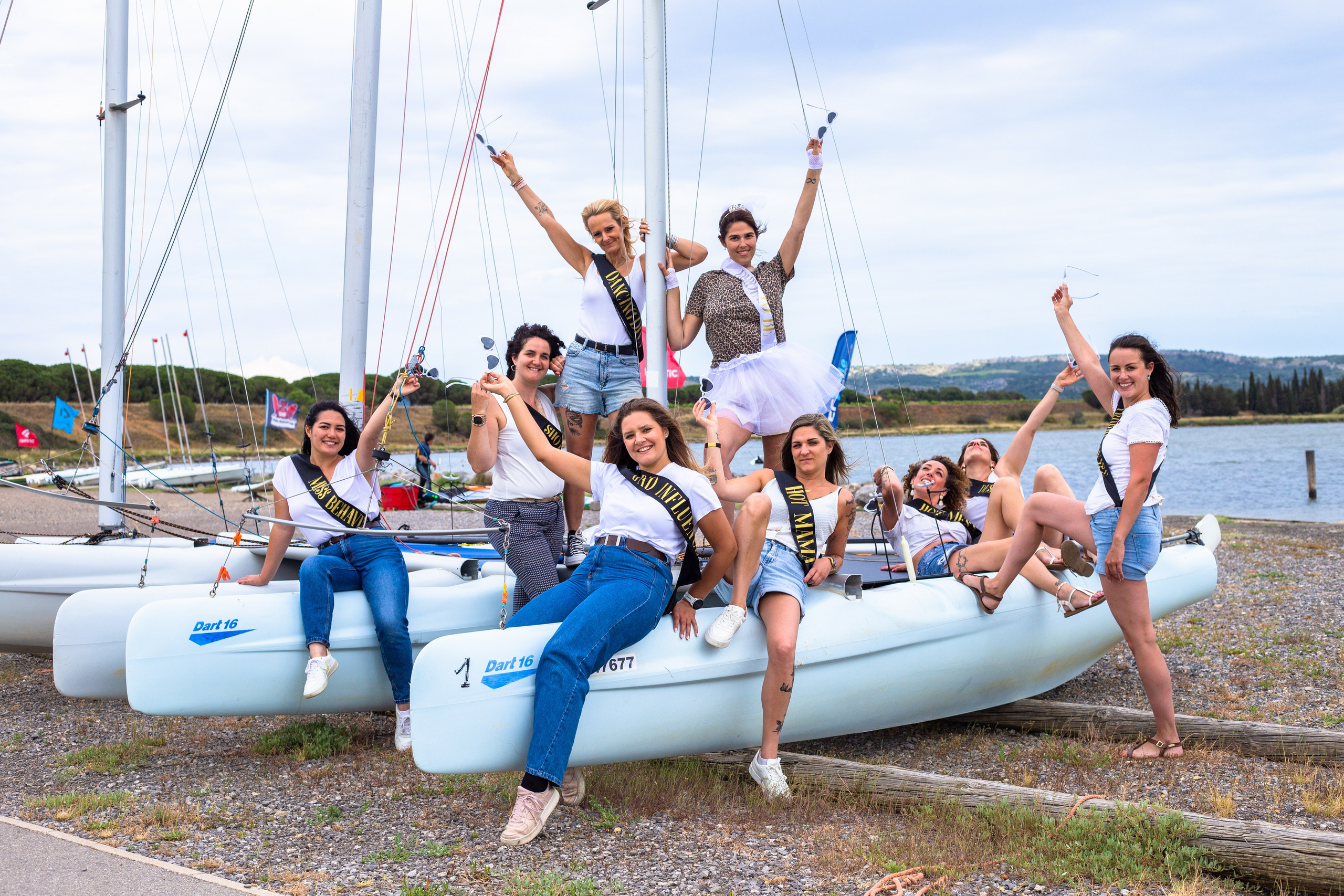 Groupe d’amies en EVJF posant près d’un lac à Poitiers dans la Vienne