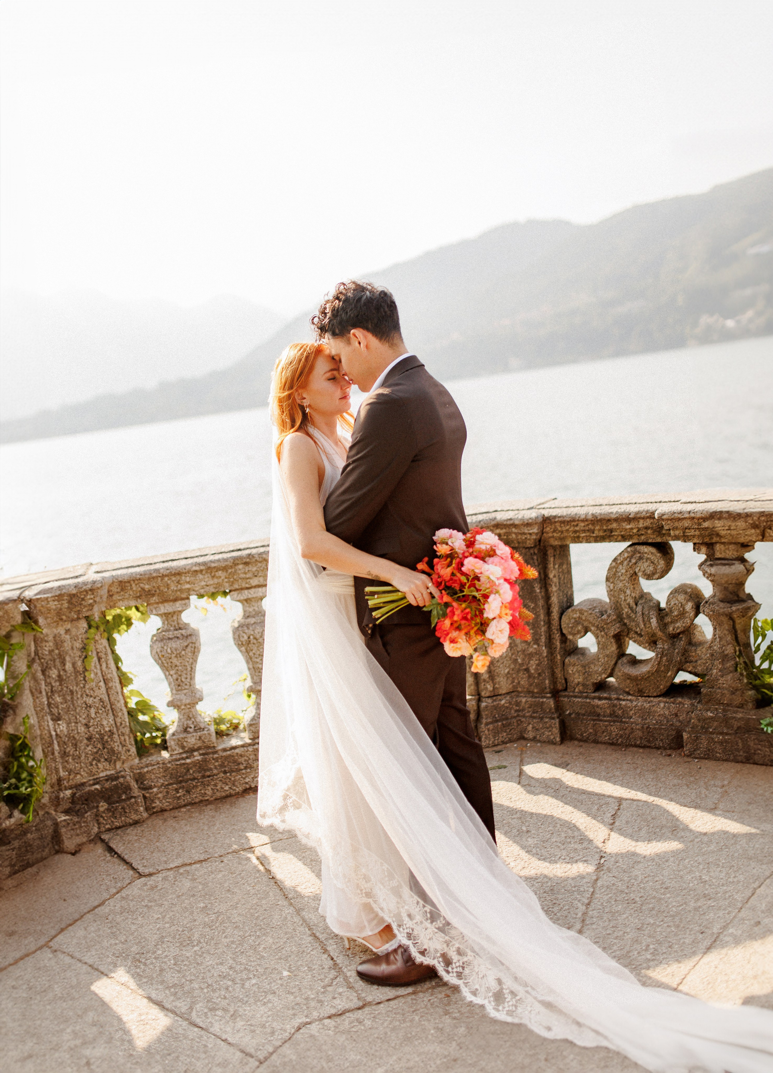 Ein frühes Elopement am Comer See: Eine Liebesgeschichte, die in Erinnerung bleibt. Familien- & Hochzeitsfotografin Schweiz. Valeria Diaz in Zürich und Umgebung