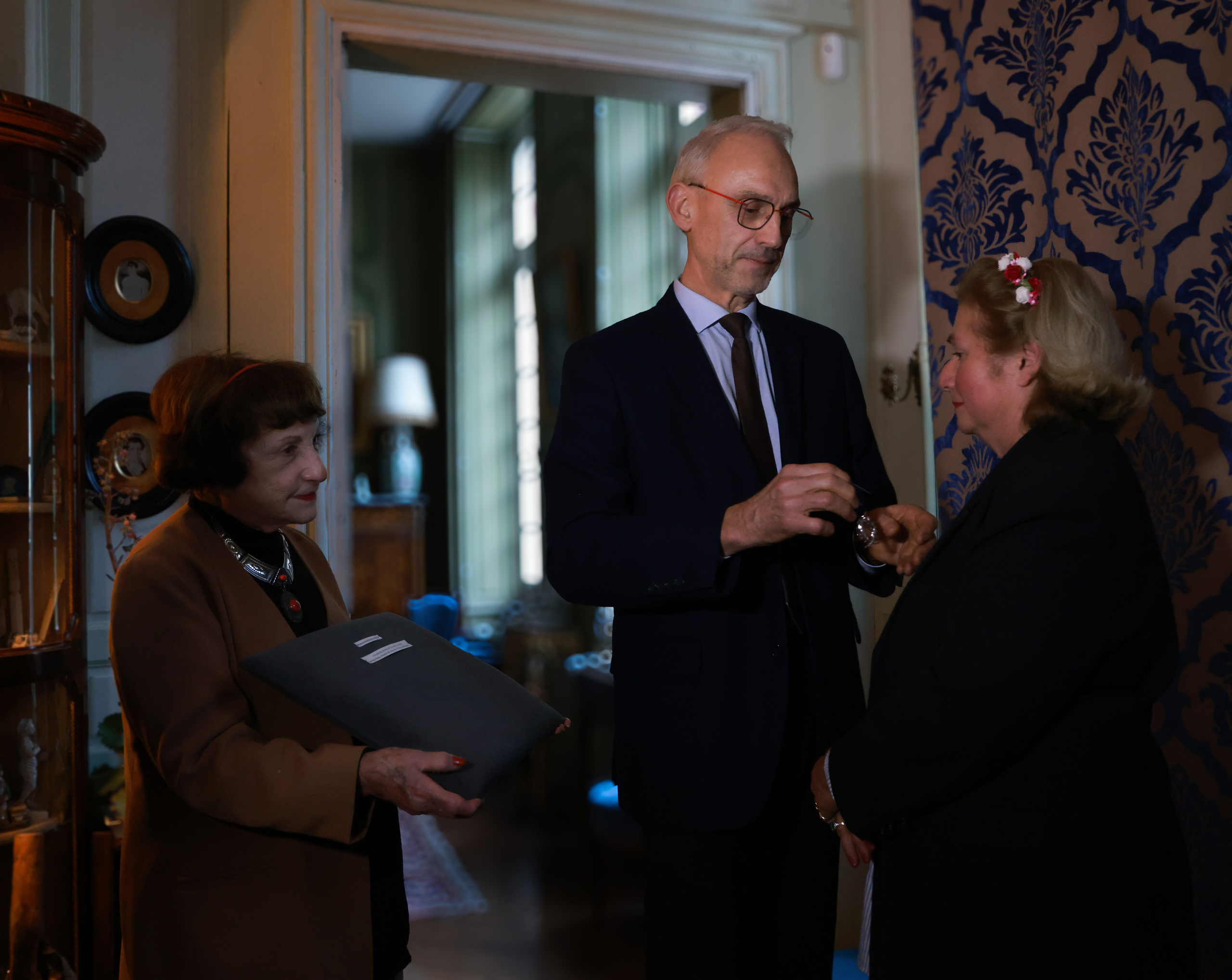Remise les insignes de Chevalier des Palmes Académiques. Natalia Bogdanovska. Films et photographie corporate en France