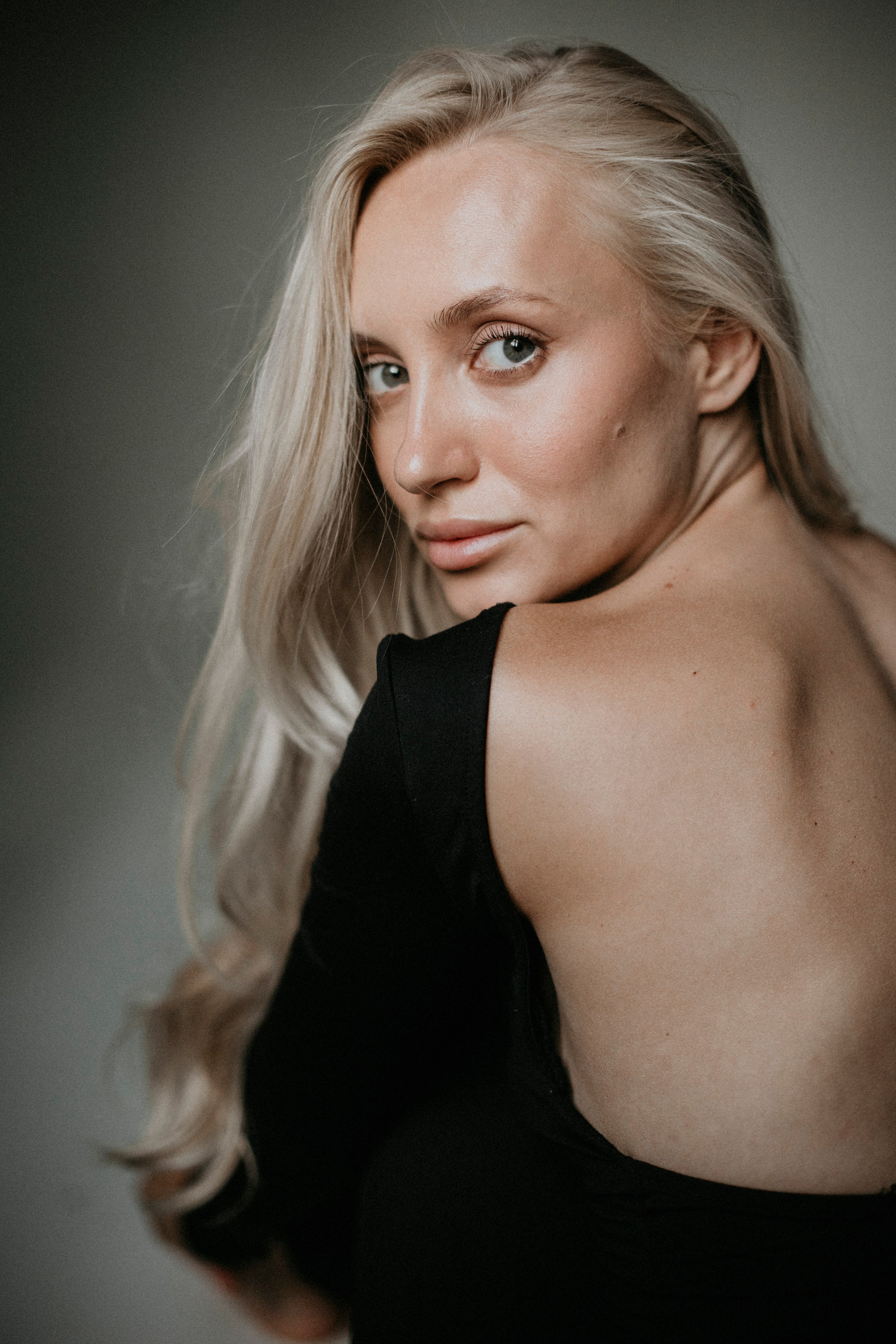 Individual photoshoot of a woman in a studio in Vilnius.