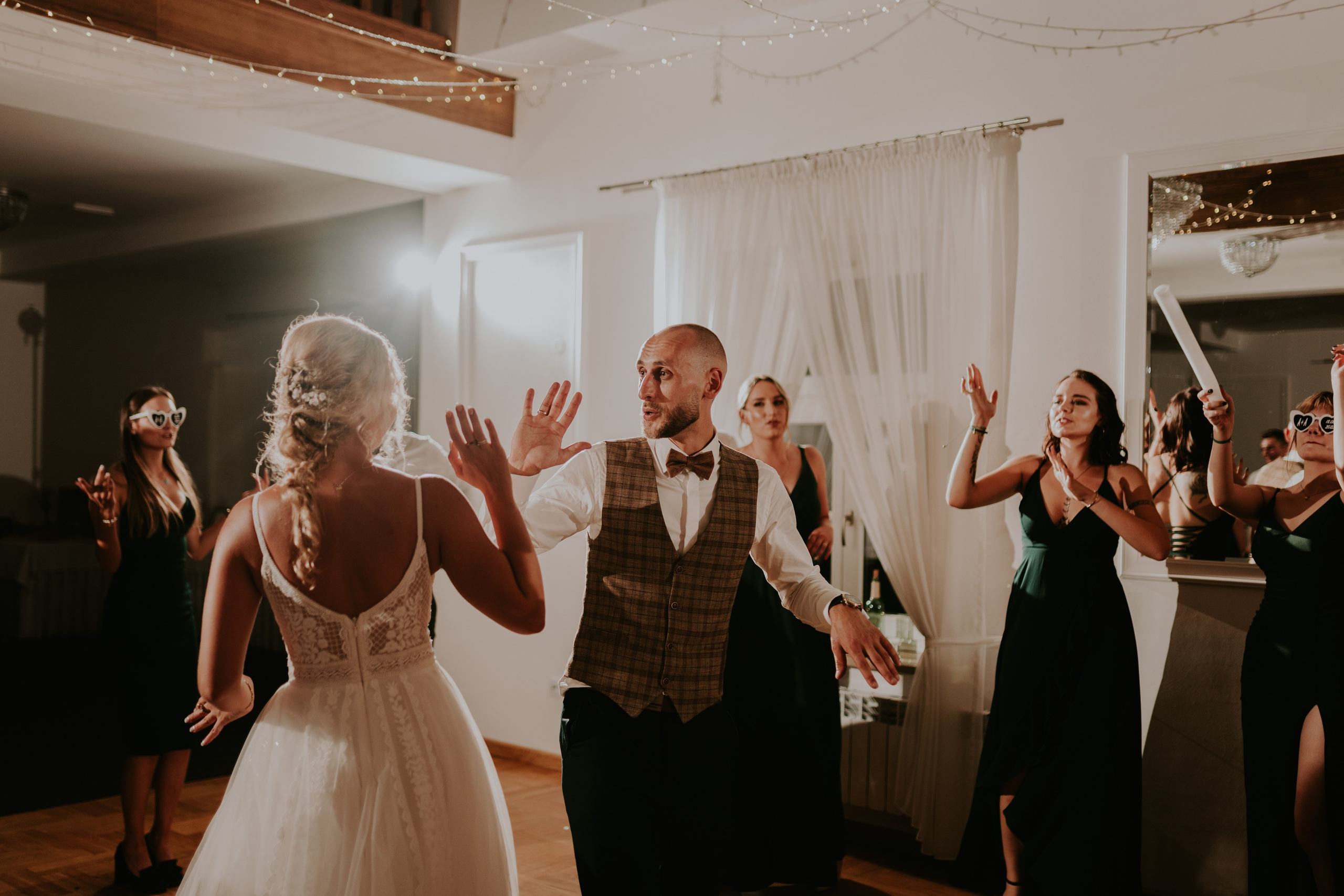 Dwór Wierzbno: plenerowy ślub pod wierzbą. Karkowskafoto - fotografia miłości