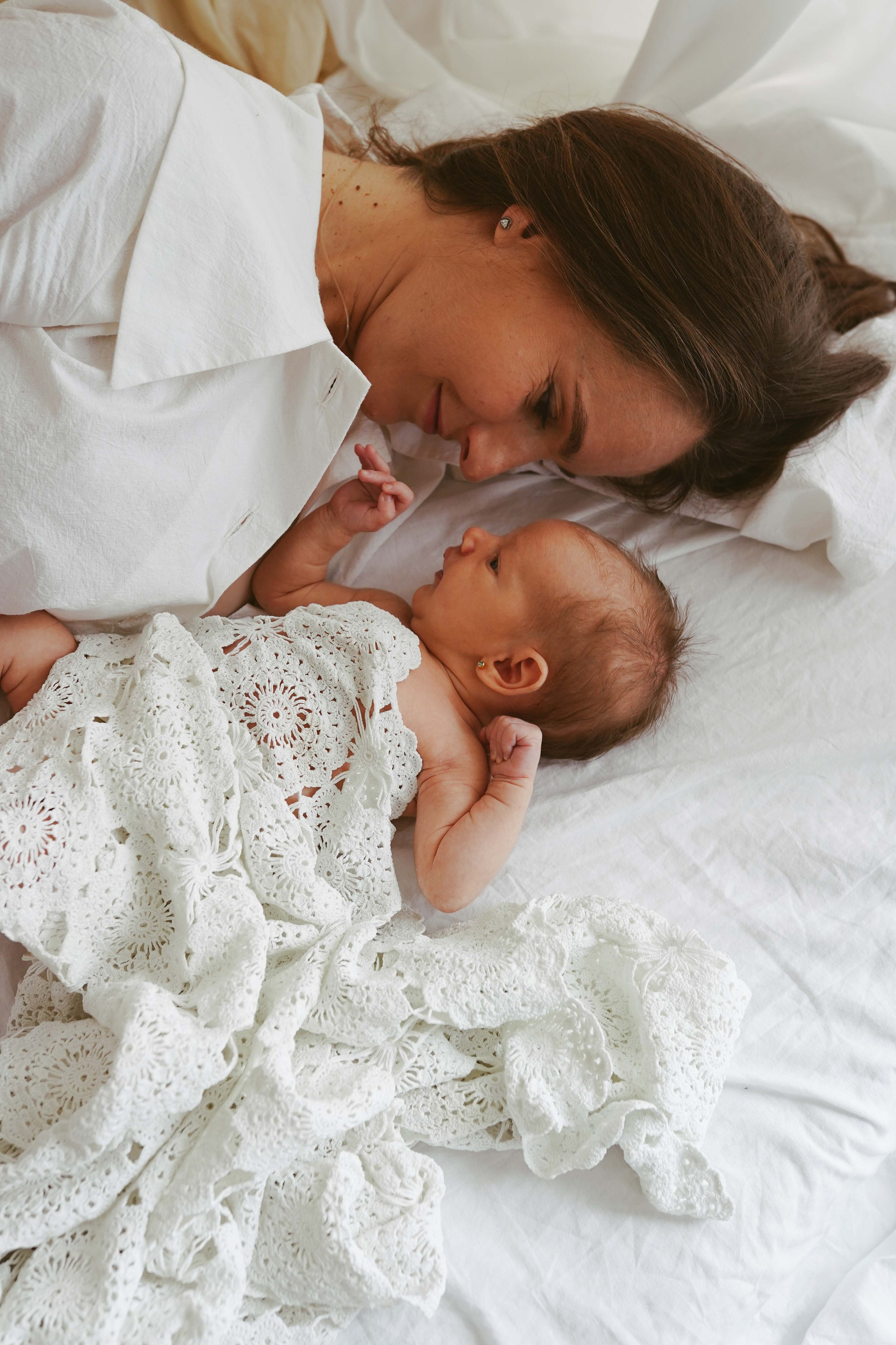 Inspira sesiune foto nou-nascut. Madalina Beda- Artist vizual, fotograf, doula la nastere, consultant babywearing Brasov si in toata tara