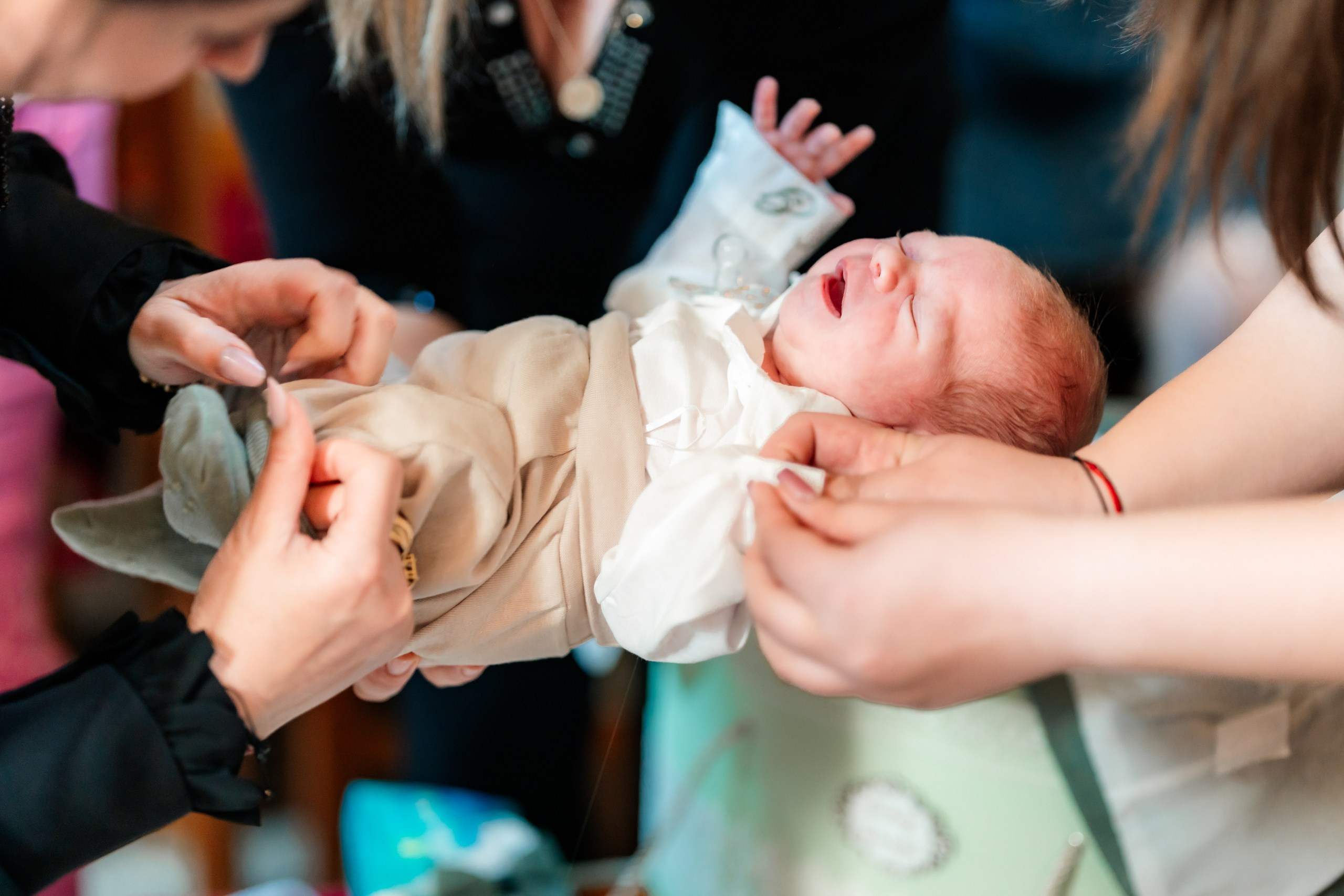 - Preotul ținându-l pe micuțul Mathias Gabriel la botez, în biserica Înălțarea Domnului, Copălău  - Detalii de la botezul lui Mathias – lumânare, trusou și icoană  - Familia lui Mathias Gabriel alături de micuț, în ziua botezului  - Portret emoționant cu mama și bebelușul în brațe, în biserică,fotograf profesionist evenimente Botoșani, Iași, Suceava, Fălticeni, Bacău, Pașcani, Roman - AlinoFotoStudio by Alin Chirilă - servicii foto nuntă, botez, cununie, ședințe foto creative, albume personalizate, fotografii emoționante și calitative pentru cele mai importante momente din viață,fotograf nuntă Botoșani Alin Chirilă,  ședință foto botez Iași - AlinoFotoStudio,  servicii fotograf profesionist evenimente Suceava,  fotograf cununie civilă Fălticeni - Alin Chirilă,  album foto nuntă personalizat Bacău.“Bebeluș botezat în biserică, ținut în brațe de nași”	•	“Detaliu cu lumânarea de botez decorată cu flori albe”	•	“Părinți emoționați alături de copilul lor la ceremonia de botez”	•	“Masa festivă de botez cu decor tematic și tort personalizat”	•	“Momentul în care preotul toarnă apă sfințită pe fruntea bebelușului”	“Bebeluș în rochie albă de botez, zâmbind în brațele mamei”	•	“Detaliu cu cruciulița de botez așezată pe o pernă de satin”	•	“Părinți și nași aprinzând lumânările în timpul ceremoniei de botez”	•	“Tort de botez decorat cu figurine tematice și numele copilului”	•	“Copil botezat dormind liniștit în pătuțul decorat festiv”	•	“Momentul în care preotul binecuvântează copilul în fața altarului”	•	“Invitați adunându-se în jurul mesei festive la petrecerea de botez”	•	“Bebeluș ținând în mână o jucărie personalizată primită la botez”	•	“Familie fericită pozând împreună după ceremonia de botez”	•	“Decor tematic cu baloane și flori la locația petrecerii de botez” fotograf Botoșani fotograf evenimente fotograf botez Alin Chirila fotograf alinofotostudio.fotograf botez Amelis Maria, fotografie botez Botoșani, fotograf Alin Chirilă, amintiri botez, fotografii botez, botez Amelis Maria, fotograf copii, fotografie botez în Botoșani,