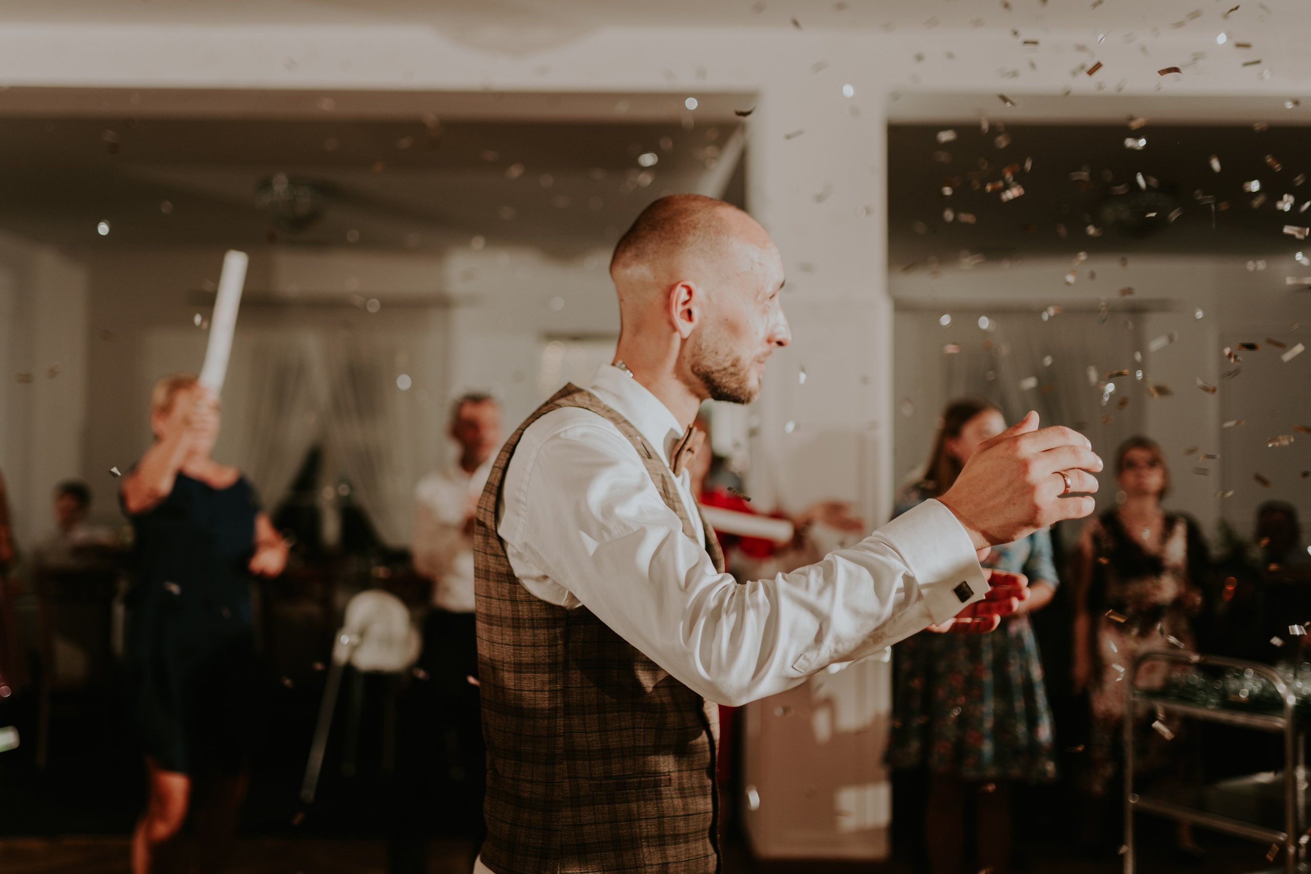 Dwór Wierzbno: plenerowy ślub pod wierzbą. Karkowskafoto - fotografia miłości