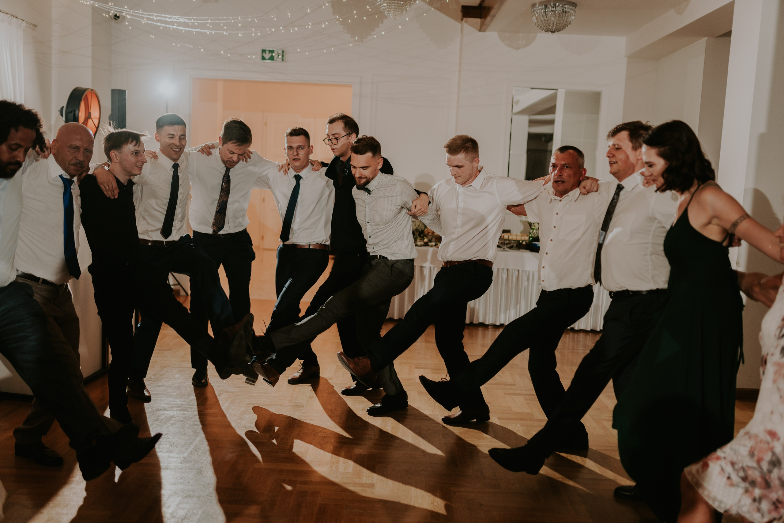 Dwór Wierzbno: plenerowy ślub pod wierzbą. Karkowskafoto - fotografia miłości