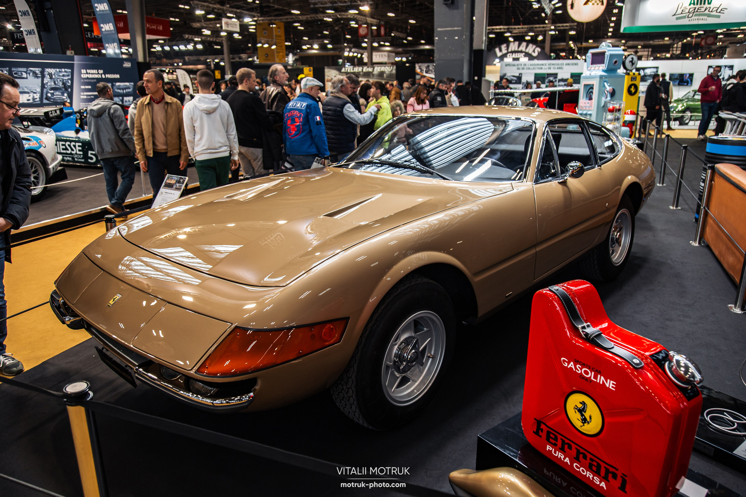 Retromobile 2023. Photographe de voitures à Paris — Vitalii Motruk