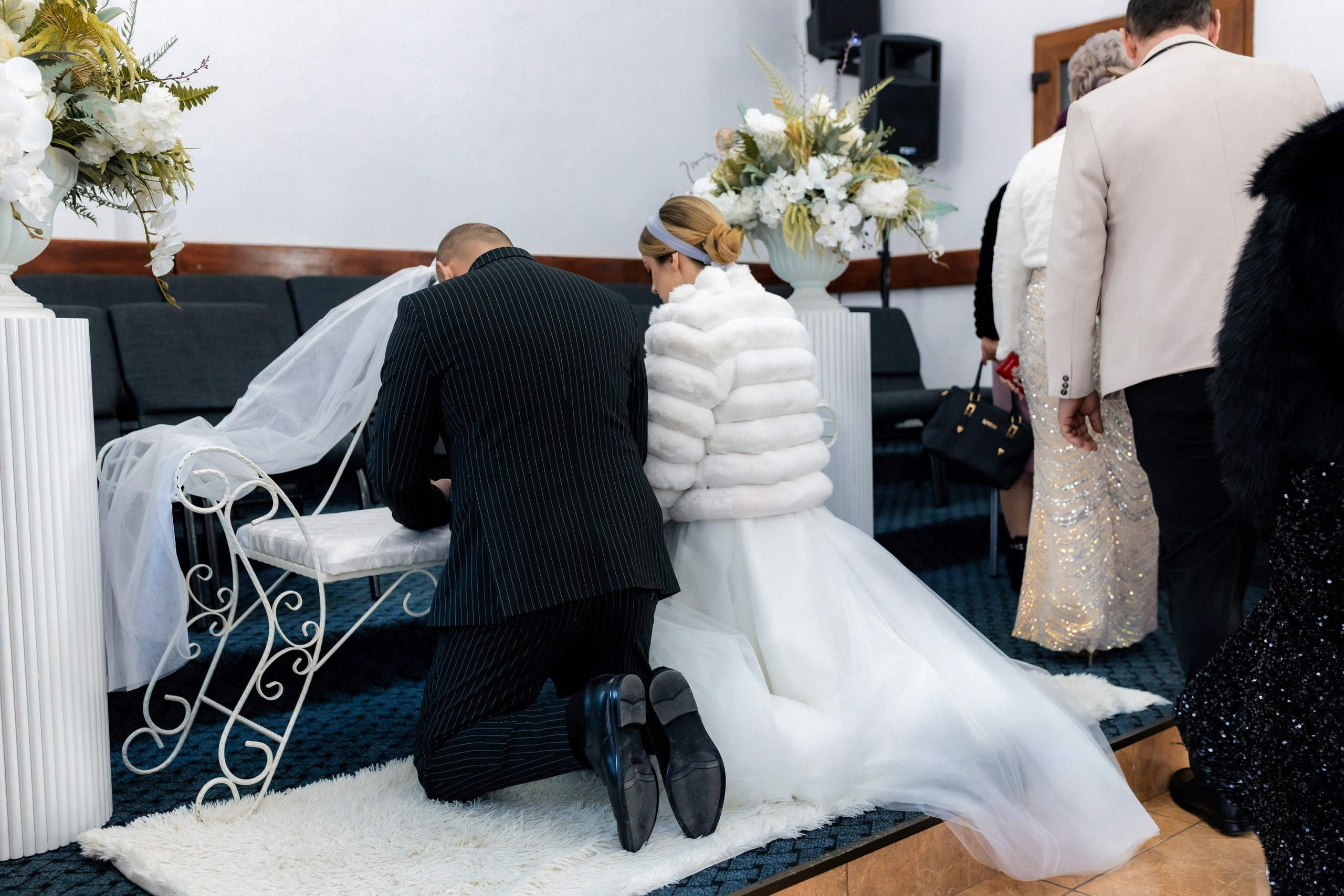 Fotograf nuntă Târgu Neamț – Samuel și Roxana, fotografie autentică realizată de AlinoFotoStudio 2. Fotograf nuntă Iași, Bacău, Suceava și Botoșani – Alin Chirilă surprinzând momente reale de nuntă 3. Fotografie de nuntă cu emoție și credință – AlinoFotoStudio, fotograf povestitor 4. Fotograf profesionist nuntă în Moldova – cadre naturale și pline de emoție 5. Alin Chirilă fotograf nuntă – poveste reală surprinsă prin fotografie 6. Fotograf nuntă cu stil documentar – momente autentice din ziua nunții Pregătiri mireasă acasă – fotografie naturală realizată de Alin Chirilă fotograf nuntă 8. Detalii din ziua nunții – fotograf nuntă Iași și Botoșani, AlinoFotoStudio 9. Emoții din dimineața nunții – fotograf profesionist Moldova 10. Cadre autentice din pregătiri – fotograf nuntă Suceava și Bacău Ceremonie religioasă nuntă – moment emoționant surprins de fotograf Alin Chirilă 12. Nuntă cu valori creștine – fotografie din biserică realizată cu discreție 13. Rugăciune și emoție în ziua nunții – fotograf nuntă Târgu Neamț 14. Legământ în fața lui Dumnezeu – fotografie de nuntă autentică 15. Fotograf nuntă biserică – momente sincere și pline de semnificație Petrecere de nuntă – cadre naturale realizate de AlinoFotoStudio 17. Bucurie și dans la nuntă – fotograf nuntă Iași și împrejurimi 18. Momente autentice de la restaurant – fotograf nuntă Bacău Suceava 19. Atmosferă de nuntă surprinsă discret – Alin Chirilă fotograf -AlinoFotoStudio – fotograf nuntă cu abordare naturală și emoțională 21. Alin Chirilă fotograf – povestitor prin fotografie de nuntă 22. Fotograf nuntă în Moldova – stil documentar și autentic 23. Fotografie de nuntă sinceră și elegantă – AlinoFotoStudio- Fotograf nuntă Iași Bacău Suceava Botoșani – Alin Chirilă AlinoFotoStudio 26. Fotograf nuntă Târgu Neamț și Moldova – fotografie profesională de eveniment 27. Fotograf nuntă cu valori creștine și stil documentar – AlinoFotoStudio - Alin Chirilă – AlinoFotoStudio Fotograf nuntă Iași • Bacău • Suceava • Botoșani - Samuel & Roxana, Târgu Neamț -Momente reale, trăite sincer și păstrate pentru totdeauna.