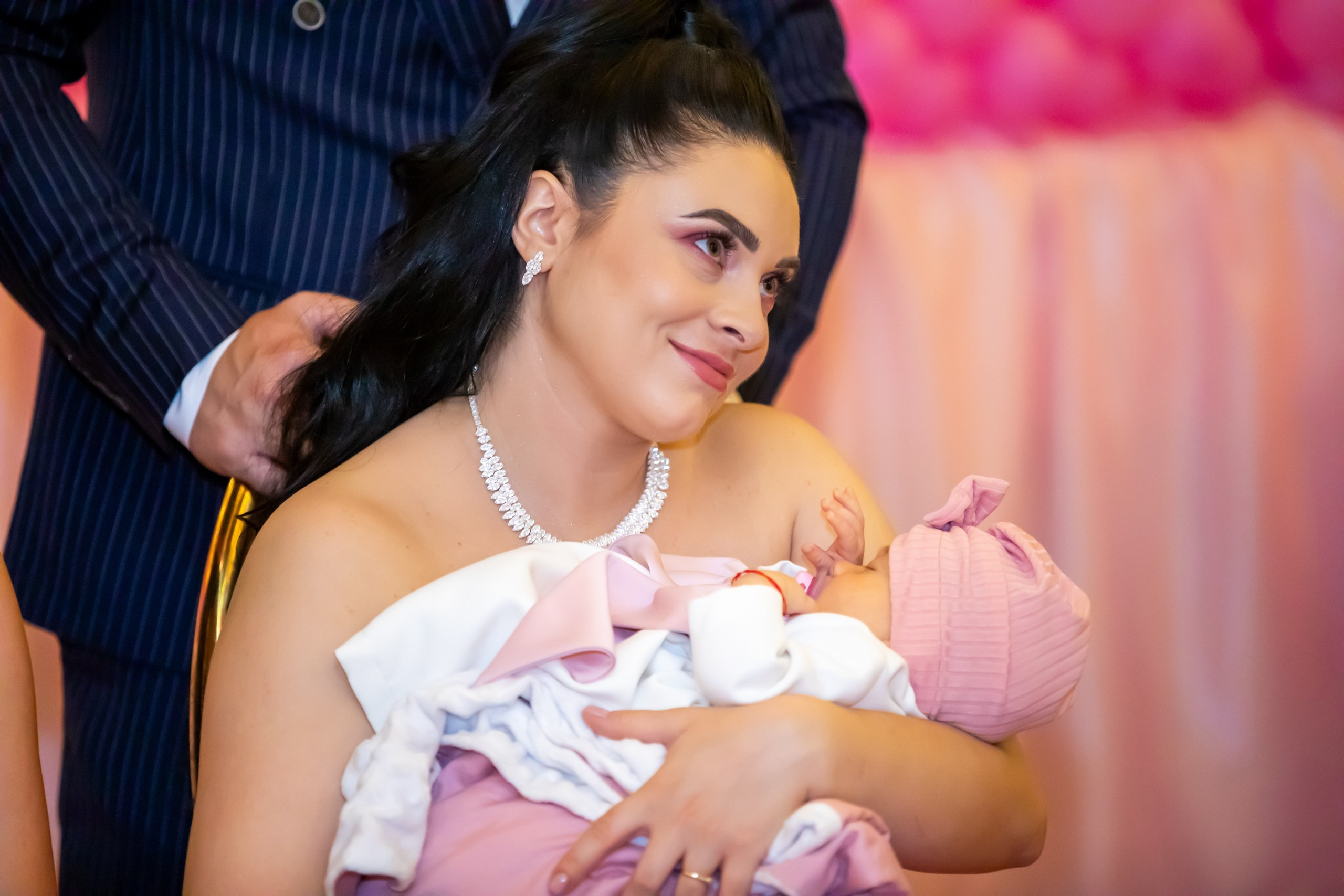 “Bebeluș botezat în biserică, ținut în brațe de nași” • “Detaliu cu lumânarea de botez decorată cu flori albe” • “Părinți emoționați alături de copilul lor la ceremonia de botez” • “Masa festivă de botez cu decor tematic și tort personalizat” • “Momentul în care preotul toarnă apă sfințită pe fruntea bebelușului” “Bebeluș în rochie albă de botez, zâmbind în brațele mamei” • “Detaliu cu cruciulița de botez așezată pe o pernă de satin” • “Părinți și nași aprinzând lumânările în timpul ceremoniei de botez” • “Tort de botez decorat cu figurine tematice și numele copilului” • “Copil botezat dormind liniștit în pătuțul decorat festiv” • “Momentul în care preotul binecuvântează copilul în fața altarului” • “Invitați adunându-se în jurul mesei festive la petrecerea de botez” • “Bebeluș ținând în mână o jucărie personalizată primită la botez” • “Familie fericită pozând împreună după ceremonia de botez” • “Decor tematic cu baloane și flori la locația petrecerii de botez” fotograf Botoșani fotograf evenimente fotograf botez Alin Chirila fotograf alinofotostudio,- Preotul ținându-l pe micuțul Mathias Gabriel la botez, în biserica Înălțarea Domnului, Copălău - Detalii de la botezul lui Mathias – lumânare, trusou și icoană - Familia lui Mathias Gabriel alături de micuț, în ziua botezului - Portret emoționant cu mama și bebelușul în brațe, în biserică,fotograf profesionist evenimente Botoșani, Iași, Suceava, Fălticeni, Bacău, Pașcani, Roman - AlinoFotoStudio by Alin Chirilă - servicii foto nuntă, botez, cununie, ședințe foto creative, albume personalizate, fotografii emoționante și calitative pentru cele mai importante momente din viață,fotograf nuntă Botoșani Alin Chirilă, ședință foto botez Iași - AlinoFotoStudio, servicii fotograf profesionist evenimente Suceava, fotograf cununie civilă Fălticeni - Alin Chirilă, album foto nuntă personalizat Bacău.“Bebeluș botezat în biserică, ținut în brațe de nași” • “Detaliu cu lumânarea de botez decorată cu flori albe” • “Părinți emoționați alături de copilul lor la ceremonia de botez” • “Masa festivă de botez cu decor tematic și tort personalizat” • “Momentul în care preotul toarnă apă sfințită pe fruntea bebelușului” “Bebeluș în rochie albă de botez, zâmbind în brațele mamei” • “Detaliu cu cruciulița de botez așezată pe o pernă de satin” • “Părinți și nași aprinzând lumânările în timpul ceremoniei de botez” • “Tort de botez decorat cu figurine tematice și numele copilului” • “Copil botezat dormind liniștit în pătuțul decorat festiv” • “Momentul în care preotul binecuvântează copilul în fața altarului” • “Invitați adunându-se în jurul mesei festive la petrecerea de botez” • “Bebeluș ținând în mână o jucărie personalizată primită la botez” • “Familie fericită pozând împreună după ceremonia de botez” • “Decor tematic cu baloane și flori la locația petrecerii de botez” fotograf Botoșani fotograf evenimente fotograf botez Alin Chirila fotograf alinofotostudio.fotograf botez Amelis Maria, fotografie botez Botoșani, fotograf Alin Chirilă, amintiri botez, fotografii botez, botez Amelis Maria, fotograf copii, fotografie botez în Botoșani,