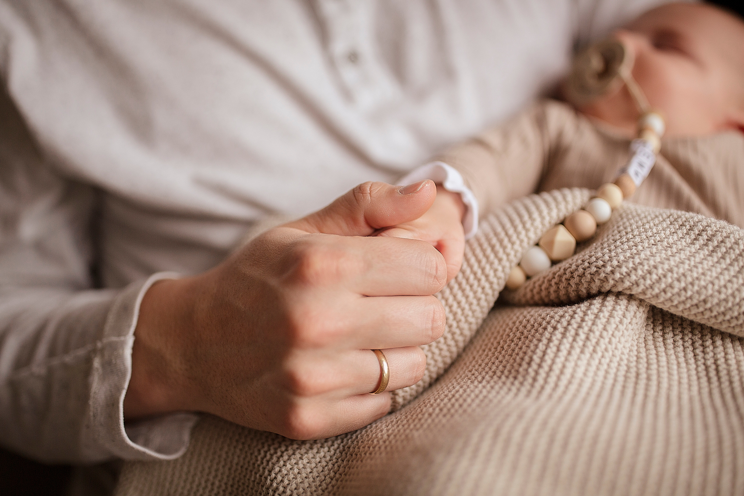 Prijs lifestyle newbornshoot. Familie en huwelijksfotograaf in Zwolle Overijssel