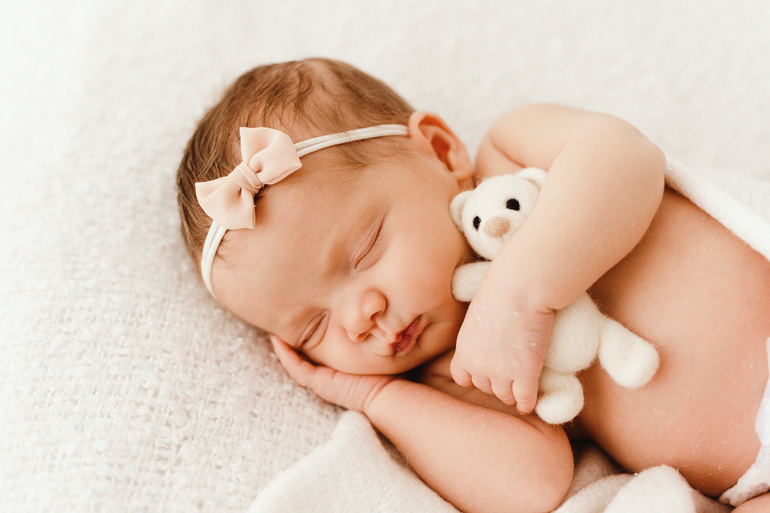 Sesja noworodkowa malutkiej Antosi. Fotograf Łódź - sesja ciążowa, noworodkowa, dziecięca. Studio w Łodzi