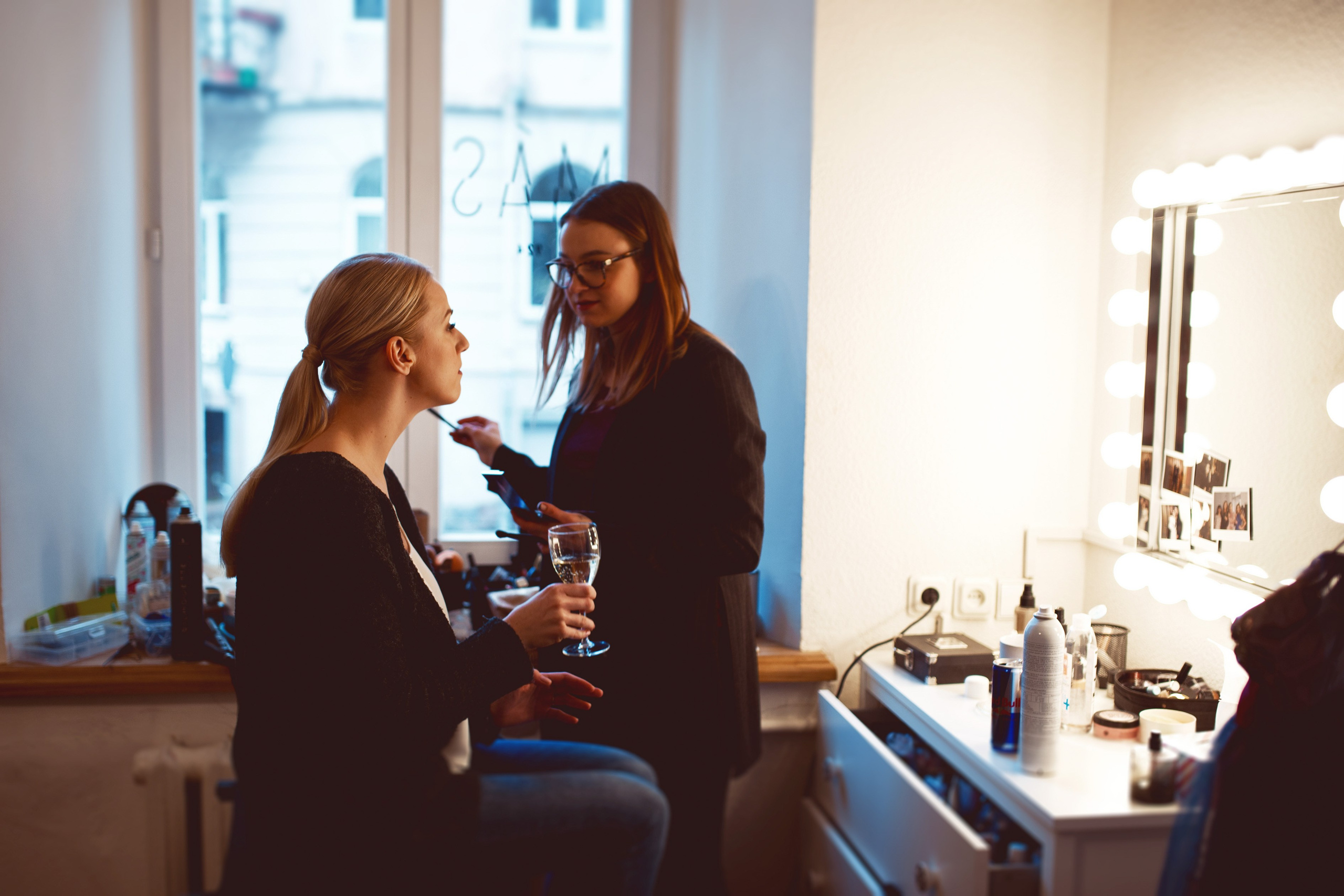 Vestuvių fotosesija, pasiruošimas, Vestuvių pasiruošimo fotografavimas. Vestuvių fotografas Vilnius Trakai kaina vestuvių fotografavimas fotografė personal.lt photogrpahy kainos jaunoji jaunikis nuotaka santuoka vestuvės, profesionali natūrali meninė reportažinė klasikinė fotosesija