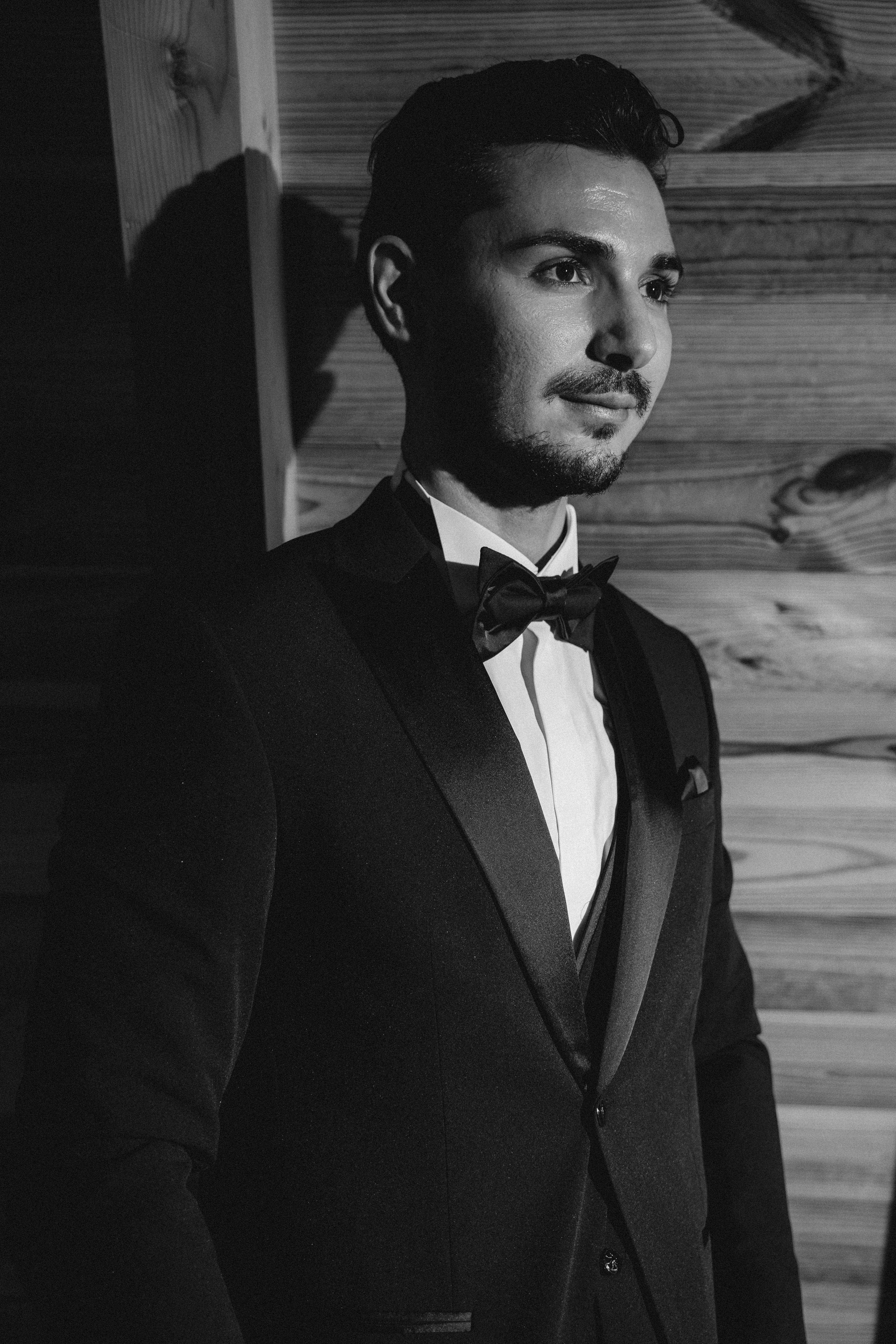 Mirele în costum elegant la Cabana Masiv Comănești, pregătiri nuntă Bacău.