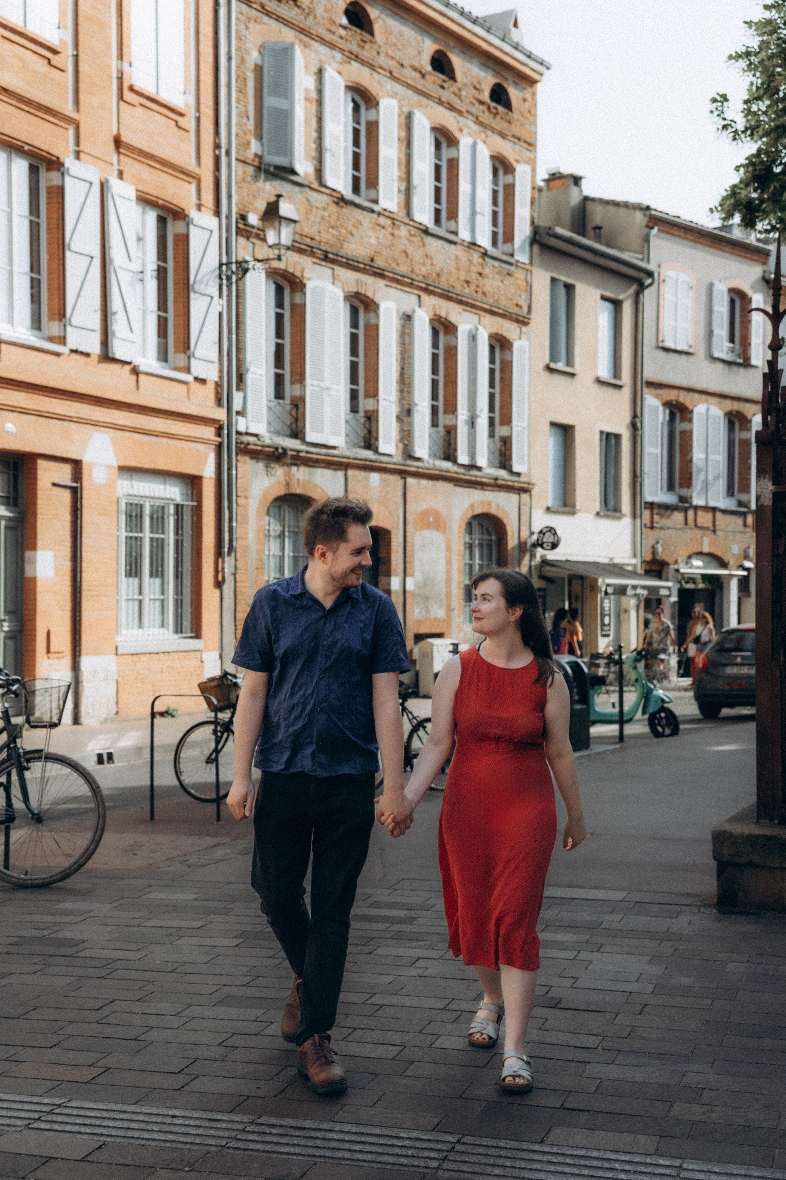 Surprise proposal photoshoot in Toulouse: romantic moment to remember. Eugénie Smirnova — your photographer in Toulouse and southwest France