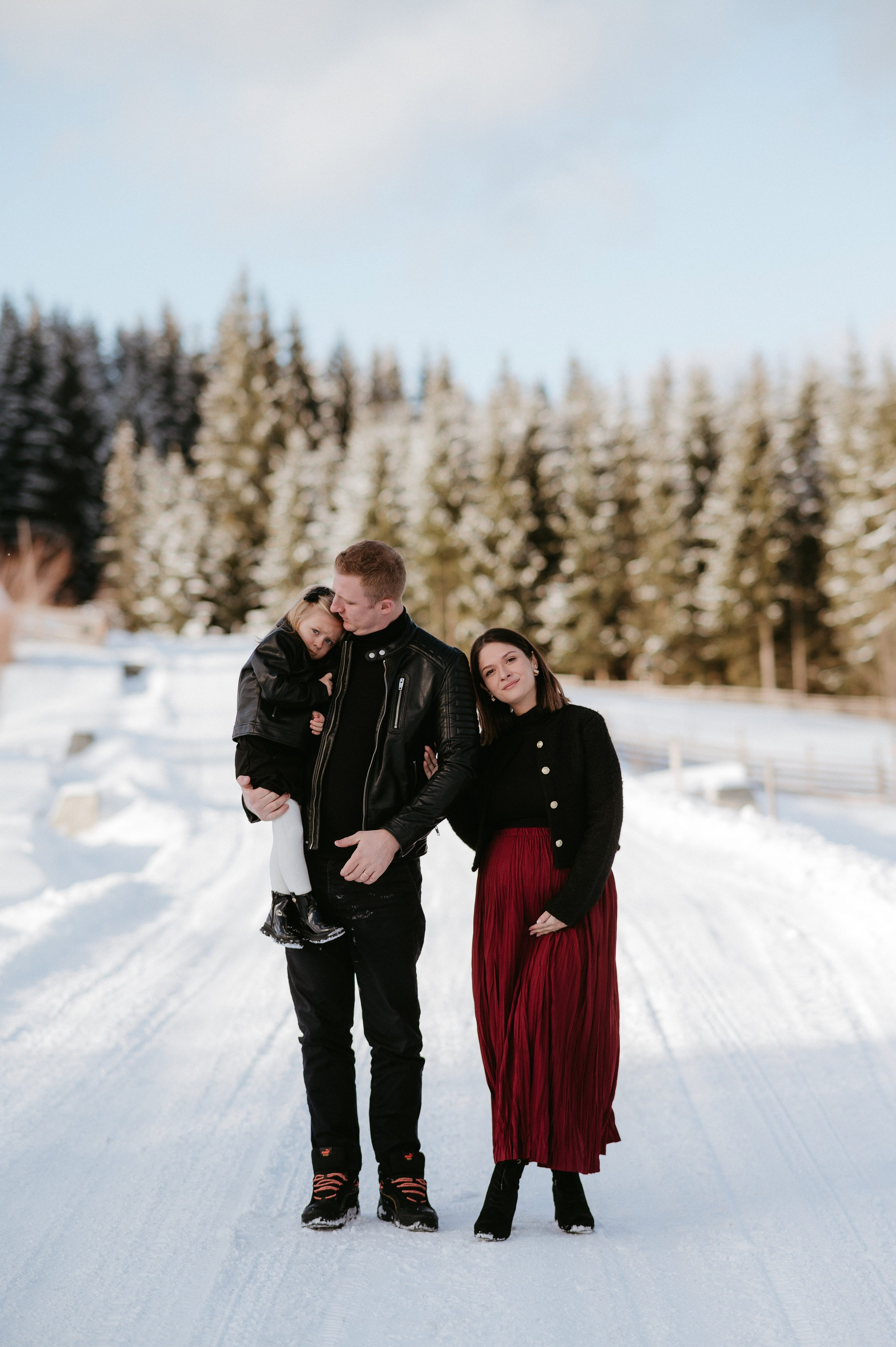 Ședință Foto de Familie la Munte – Fotografii de Iarnă în Lupcina. Valentin Melen - fotograf de nunta 🤍
