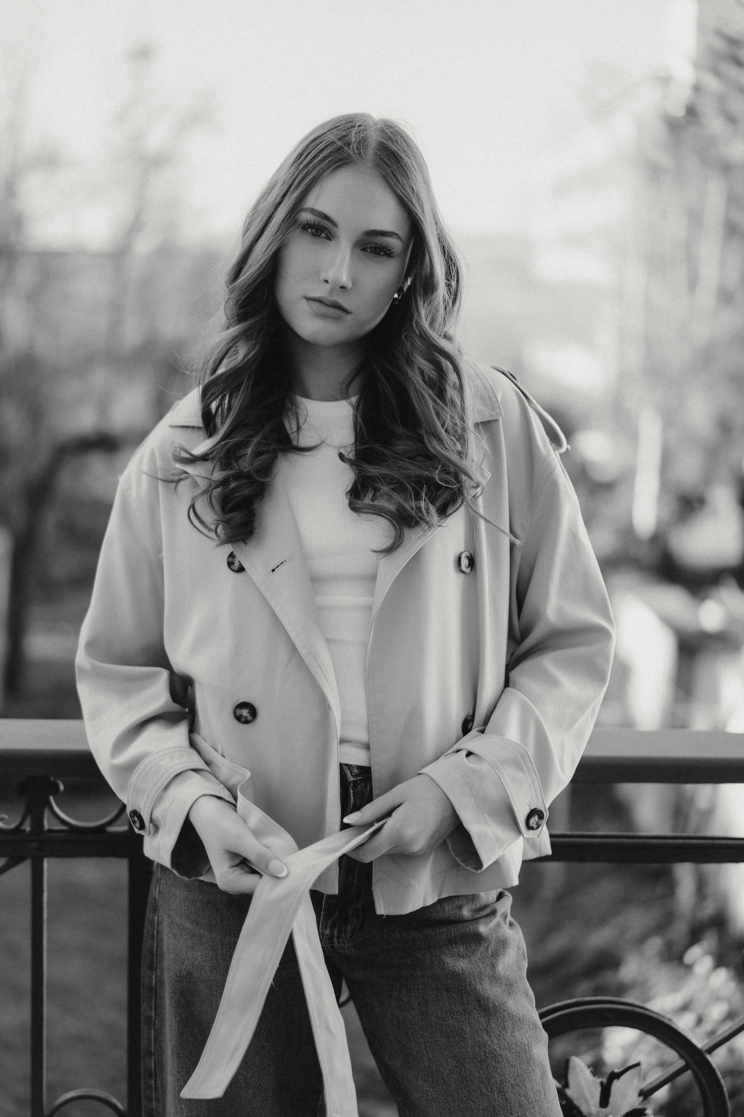 Outdoor Frauenporträt – Fotograf für natürliche Schönheit im Fokus