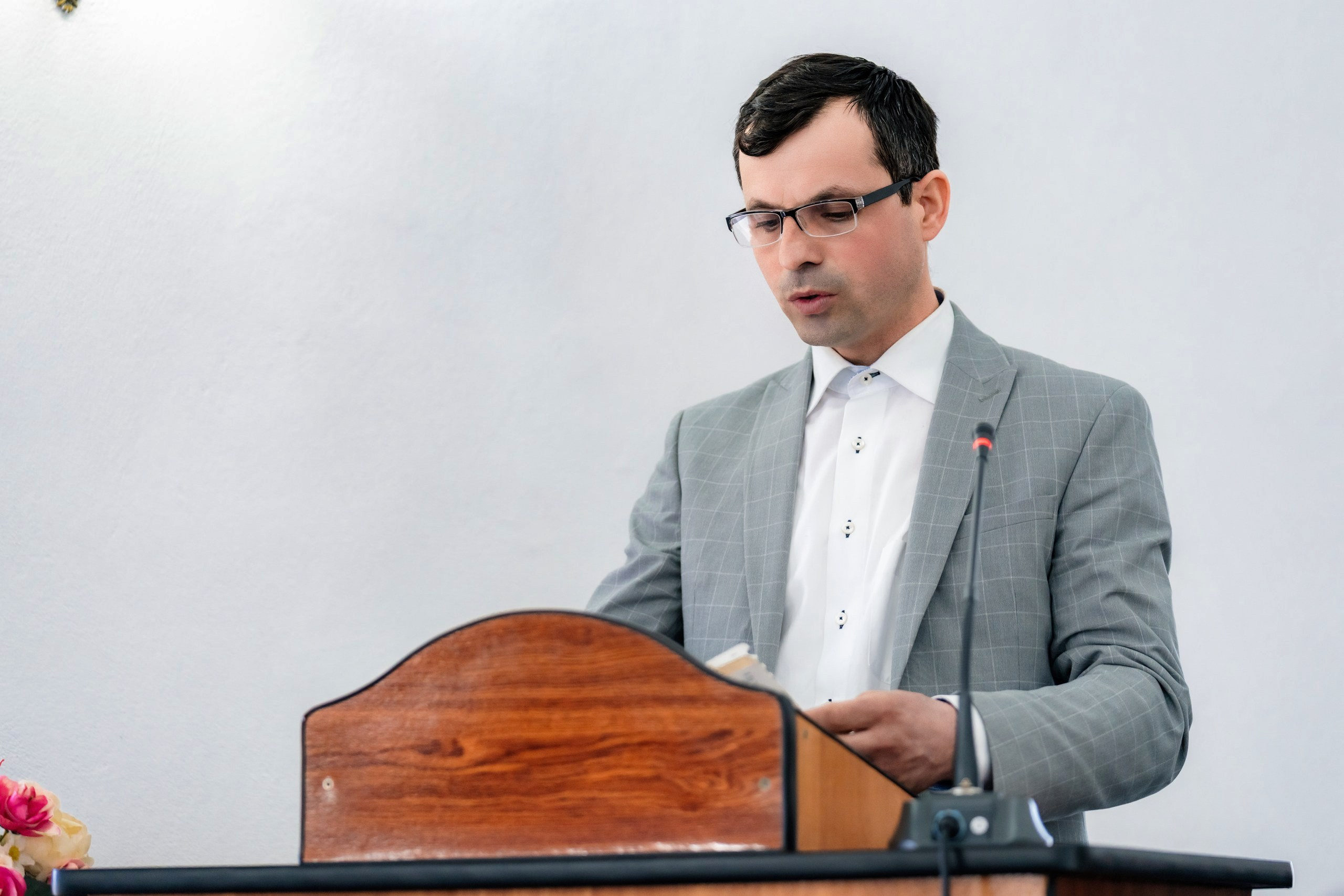 Fotograf nuntă Târgu Neamț – Samuel și Roxana, fotografie autentică realizată de AlinoFotoStudio 2. Fotograf nuntă Iași, Bacău, Suceava și Botoșani – Alin Chirilă surprinzând momente reale de nuntă 3. Fotografie de nuntă cu emoție și credință – AlinoFotoStudio, fotograf povestitor 4. Fotograf profesionist nuntă în Moldova – cadre naturale și pline de emoție 5. Alin Chirilă fotograf nuntă – poveste reală surprinsă prin fotografie 6. Fotograf nuntă cu stil documentar – momente autentice din ziua nunții Pregătiri mireasă acasă – fotografie naturală realizată de Alin Chirilă fotograf nuntă 8. Detalii din ziua nunții – fotograf nuntă Iași și Botoșani, AlinoFotoStudio 9. Emoții din dimineața nunții – fotograf profesionist Moldova 10. Cadre autentice din pregătiri – fotograf nuntă Suceava și Bacău Ceremonie religioasă nuntă – moment emoționant surprins de fotograf Alin Chirilă 12. Nuntă cu valori creștine – fotografie din biserică realizată cu discreție 13. Rugăciune și emoție în ziua nunții – fotograf nuntă Târgu Neamț 14. Legământ în fața lui Dumnezeu – fotografie de nuntă autentică 15. Fotograf nuntă biserică – momente sincere și pline de semnificație Petrecere de nuntă – cadre naturale realizate de AlinoFotoStudio 17. Bucurie și dans la nuntă – fotograf nuntă Iași și împrejurimi 18. Momente autentice de la restaurant – fotograf nuntă Bacău Suceava 19. Atmosferă de nuntă surprinsă discret – Alin Chirilă fotograf -AlinoFotoStudio – fotograf nuntă cu abordare naturală și emoțională 21. Alin Chirilă fotograf – povestitor prin fotografie de nuntă 22. Fotograf nuntă în Moldova – stil documentar și autentic 23. Fotografie de nuntă sinceră și elegantă – AlinoFotoStudio- Fotograf nuntă Iași Bacău Suceava Botoșani – Alin Chirilă AlinoFotoStudio 26. Fotograf nuntă Târgu Neamț și Moldova – fotografie profesională de eveniment 27. Fotograf nuntă cu valori creștine și stil documentar – AlinoFotoStudio - Alin Chirilă – AlinoFotoStudio Fotograf nuntă Iași • Bacău • Suceava • Botoșani - Samuel & Roxana, Târgu Neamț -Momente reale, trăite sincer și păstrate pentru totdeauna.