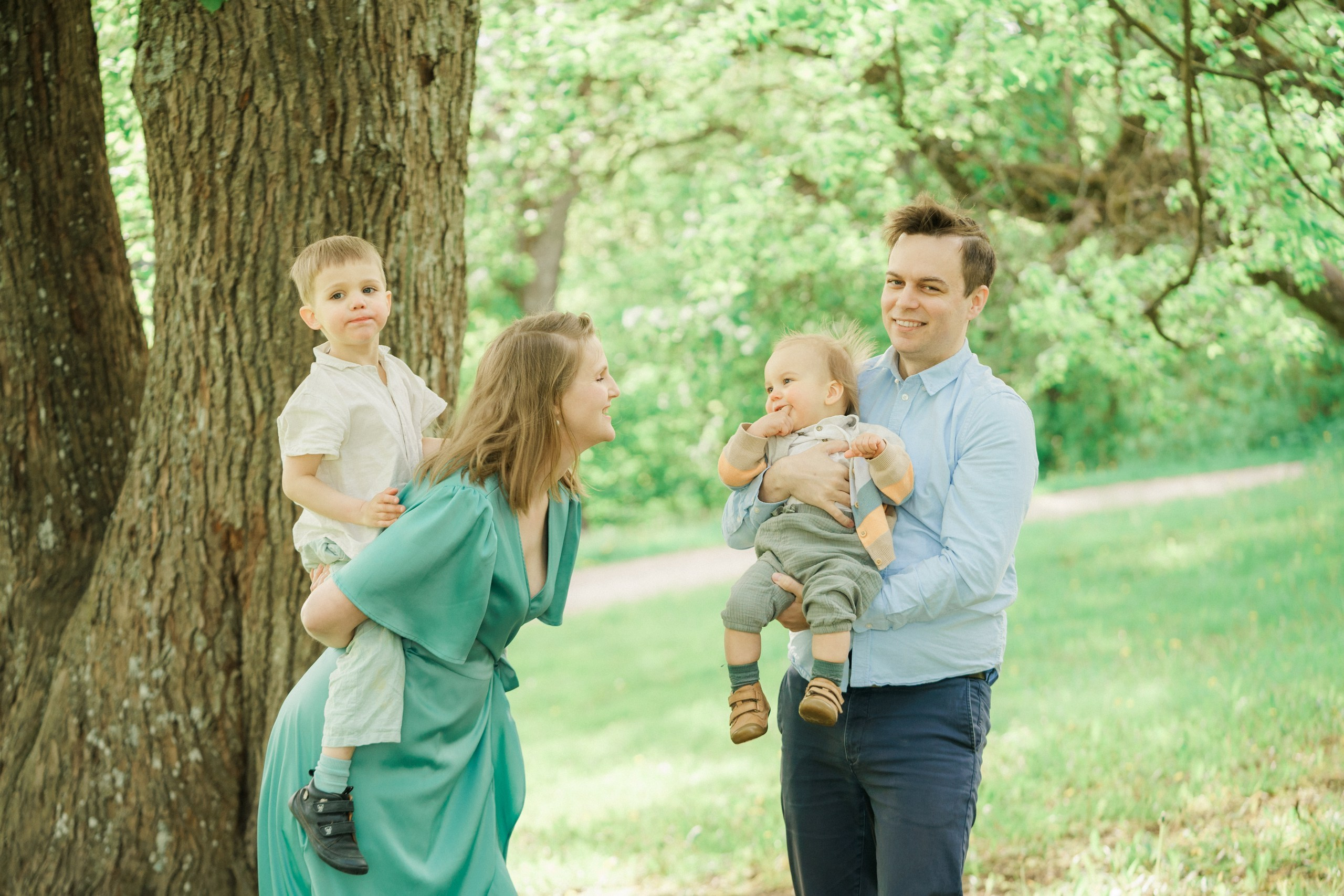 Perhekuvaus Tuomarinkylän kartanon puistossa