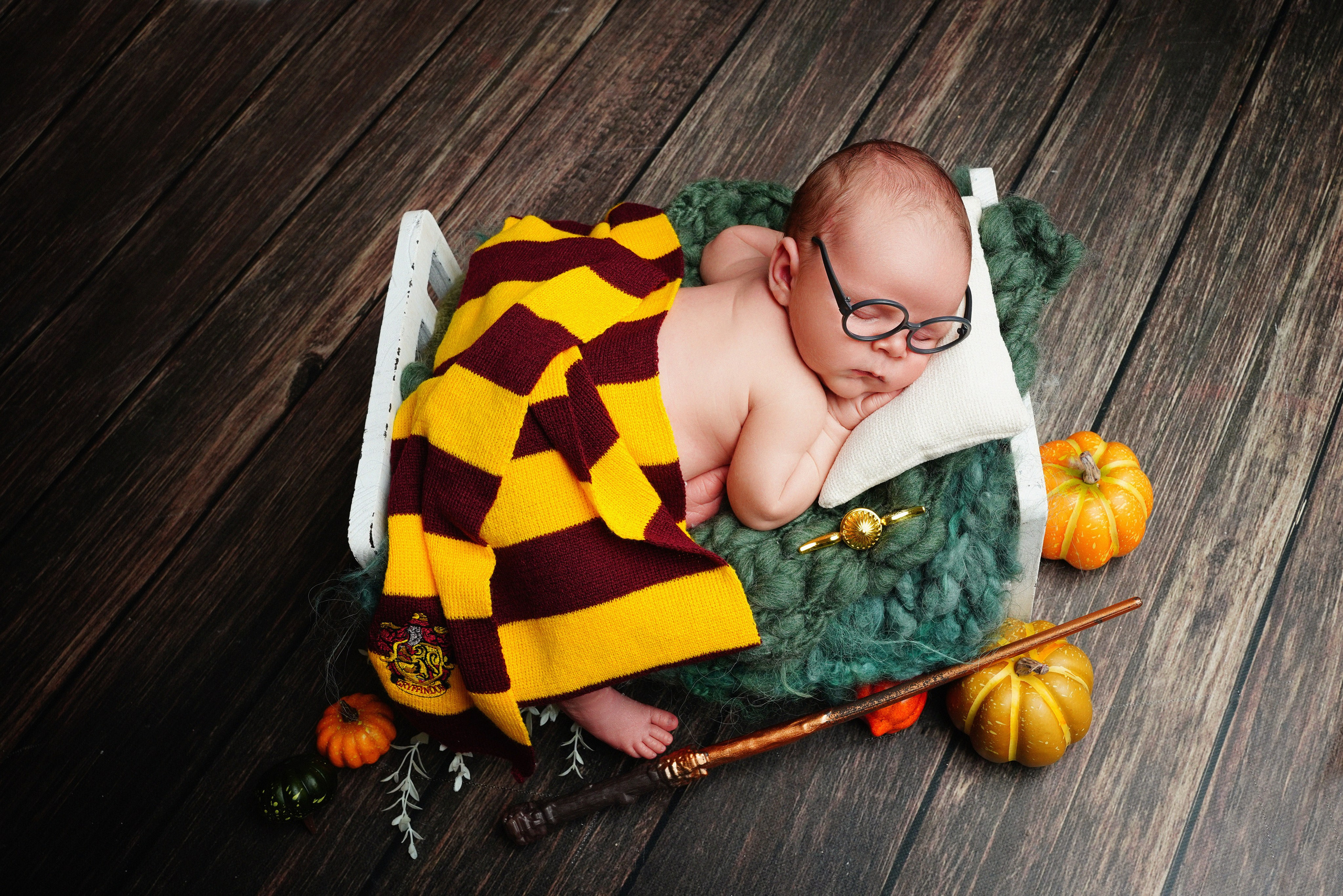 Zufriedene Babys im Studio, sanftes Licht, kleine Füße und Hände