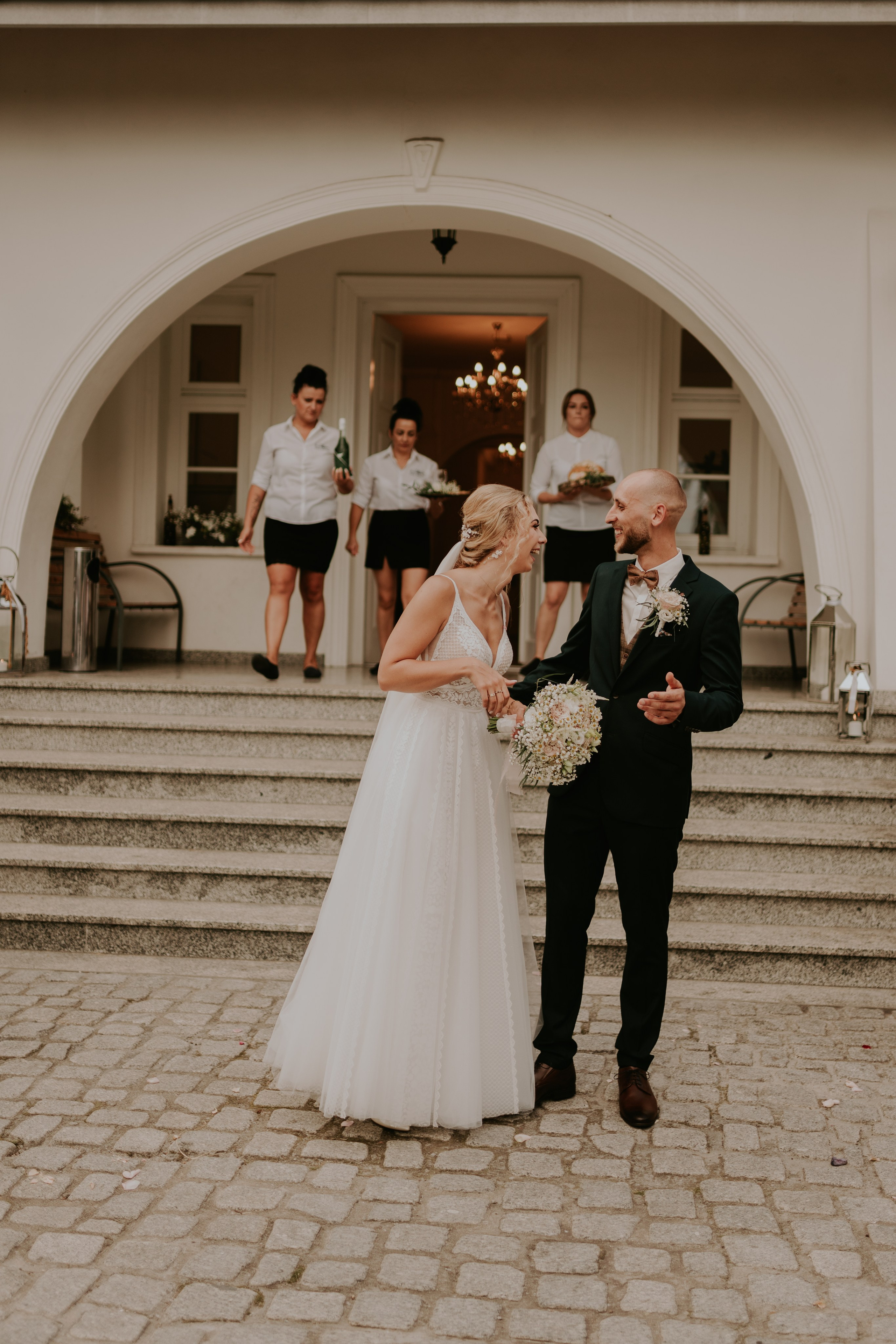 Dwór Wierzbno: plenerowy ślub pod wierzbą. Karkowskafoto - fotografia miłości