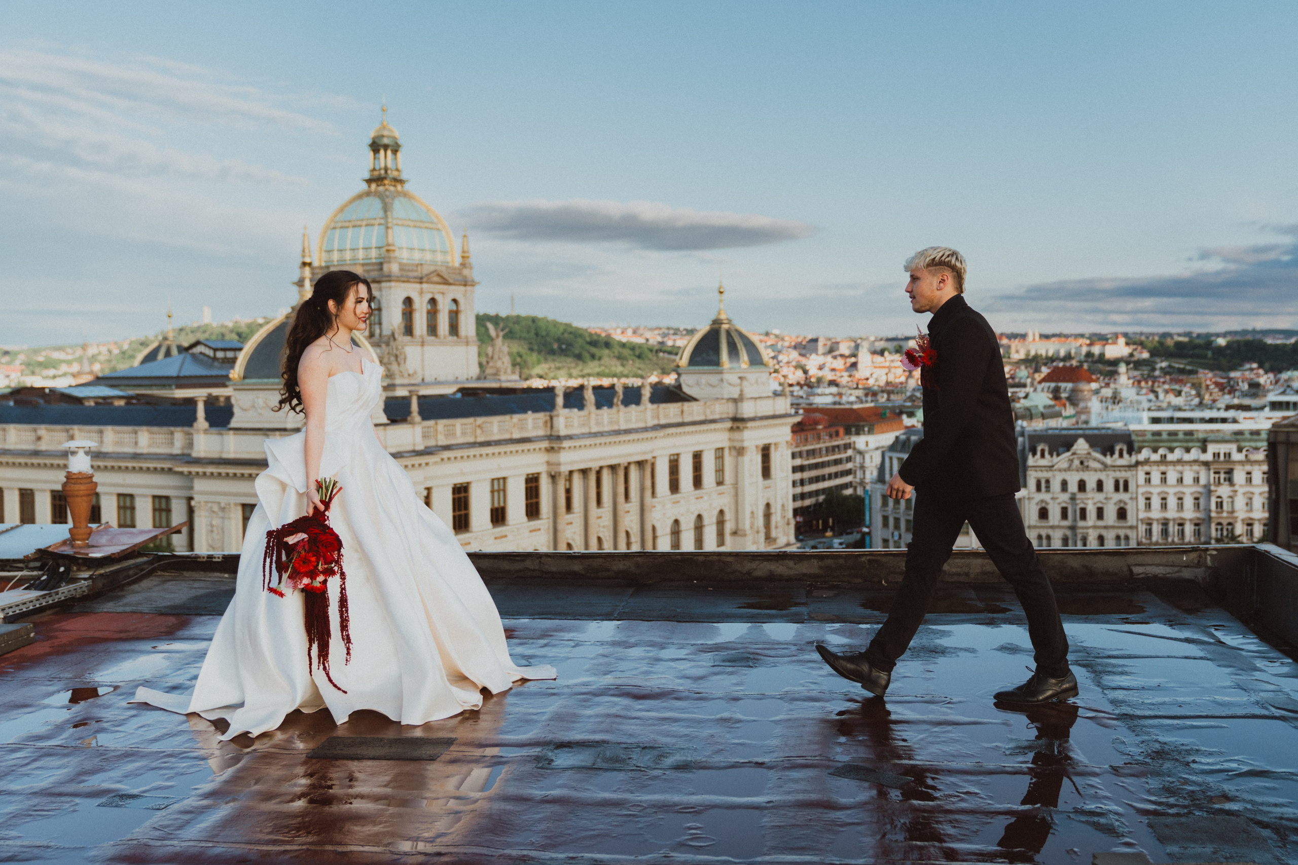 Svatba ve dvou v Praze, elopement wedding, intimní portrét novomanželů, přirozené svatební focení na střeše s výhledem na historické centrum Prahy.