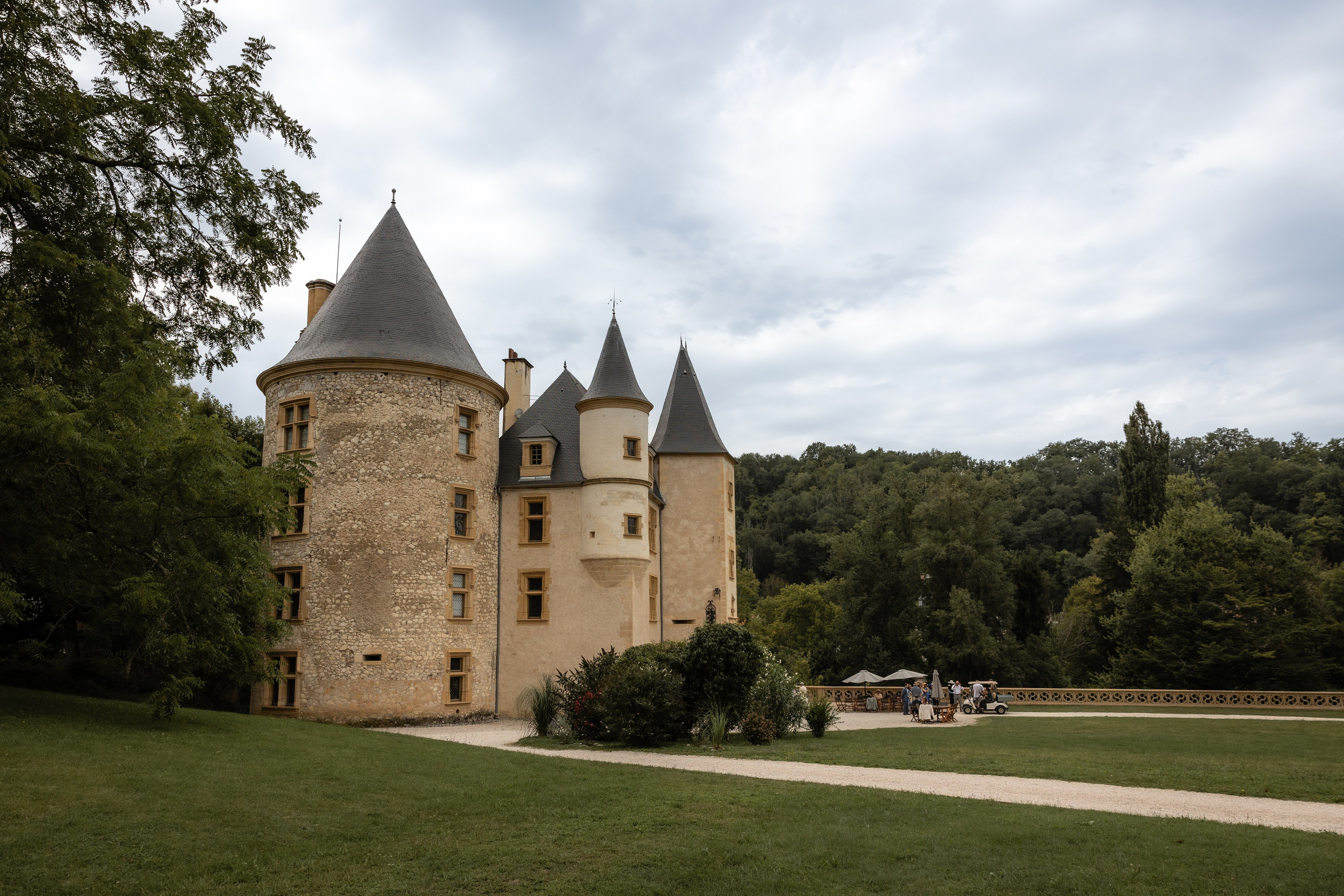 Rachel et Giles. Photo de mariage au Château de Saint-Martory. Eugénie Smirnova — photographe à Toulouse et dans le sud-ouest de la France