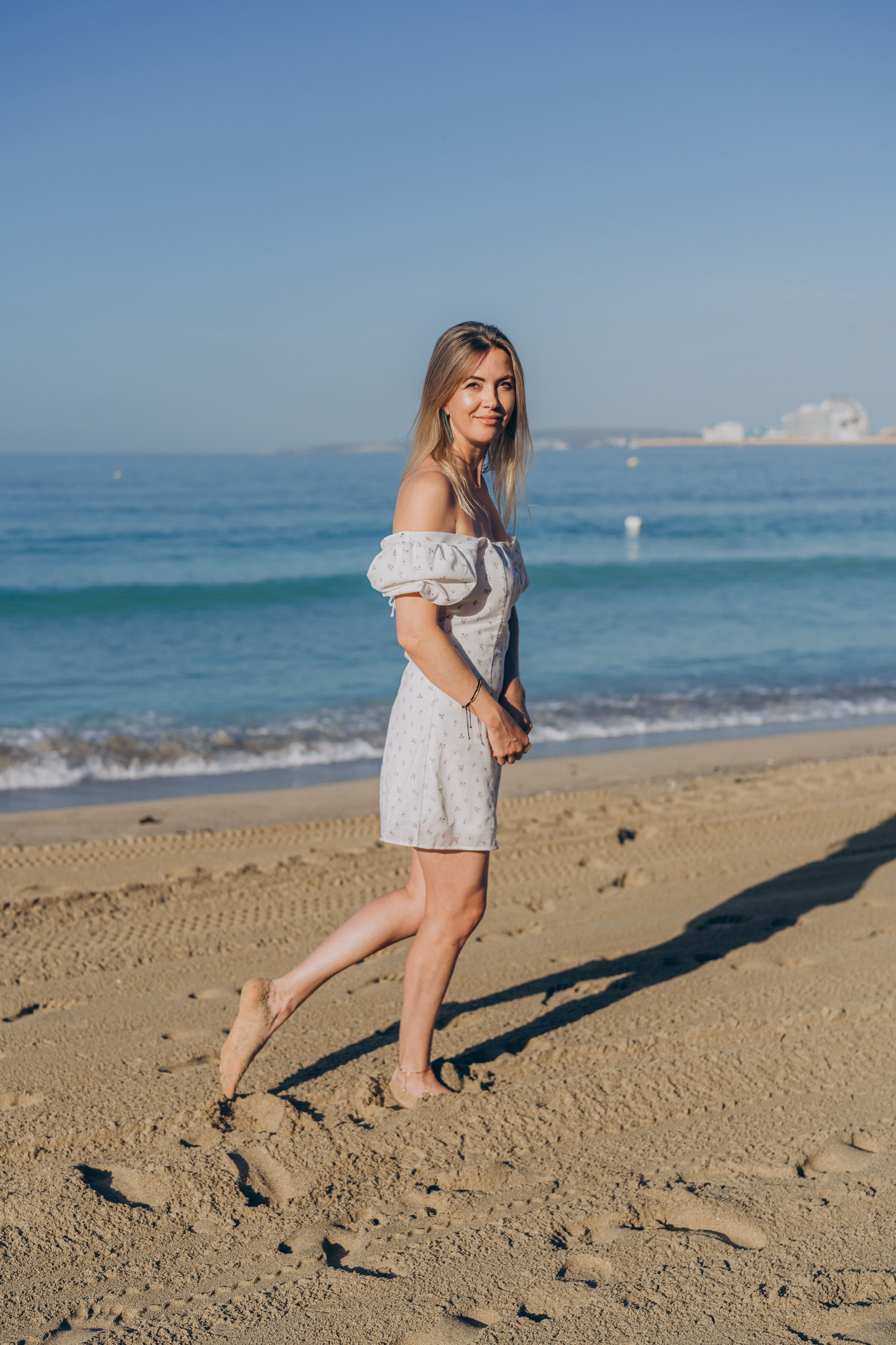 Jul on the beach in the morning. Фотограф у Пальма де Майорка