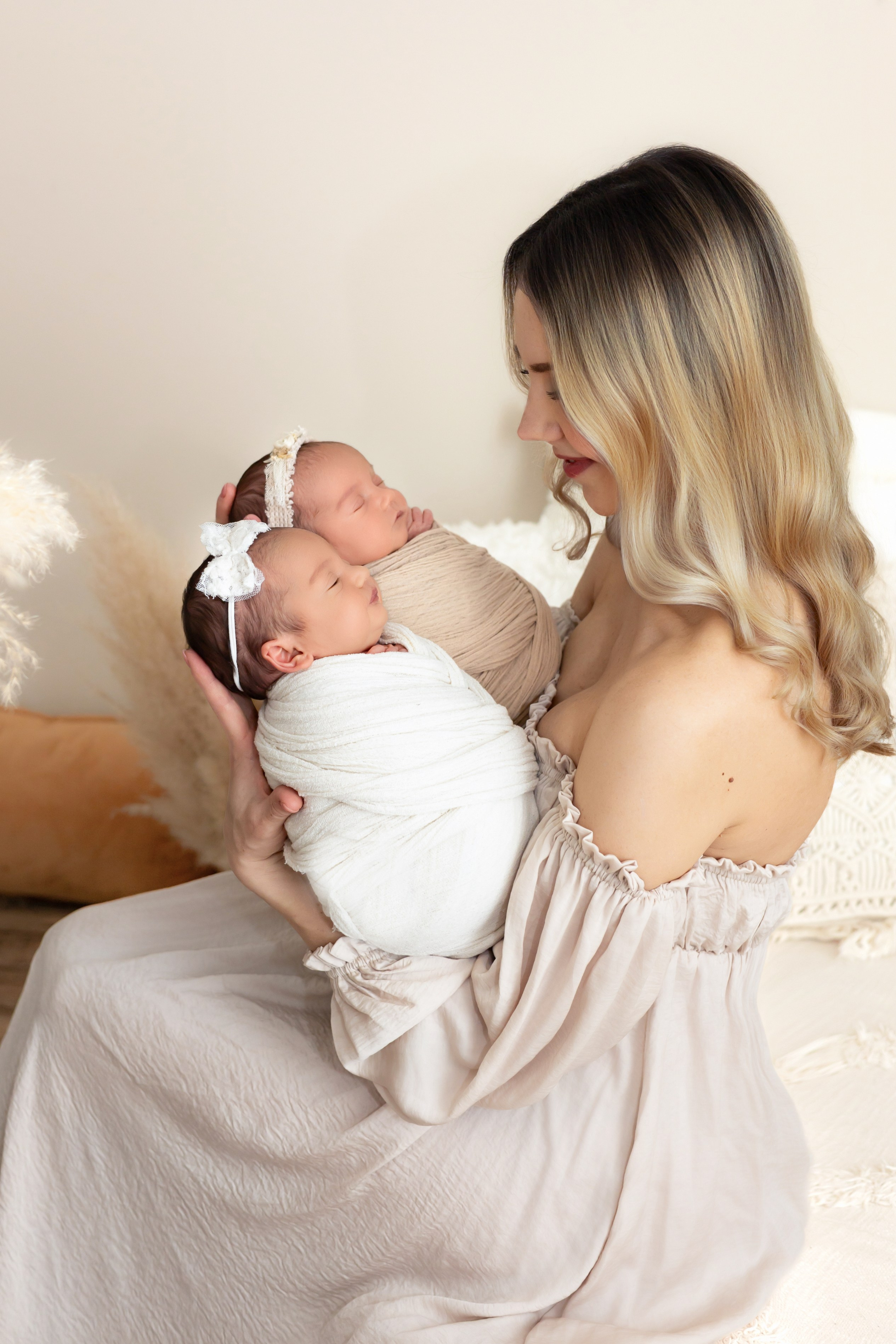 Zwillingsfotoshooting in Schwerte – liebevolle Posen mit Eltern im Fotostudio Hagen