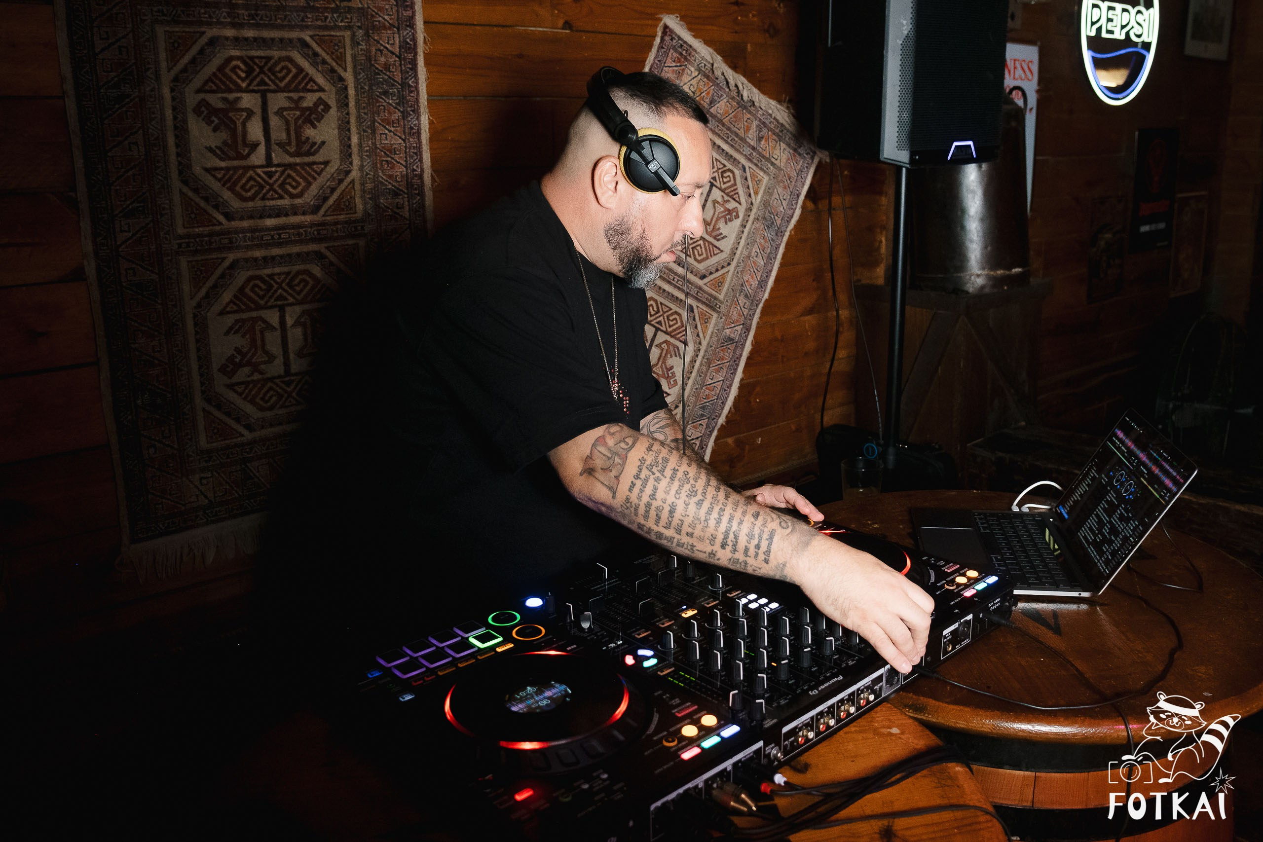 Fiesta Víspera de Festivo en El Paso Rock Bar – Hip Hop Old School | Reportaje fotográfico 08.10.2025 | FOTKAI